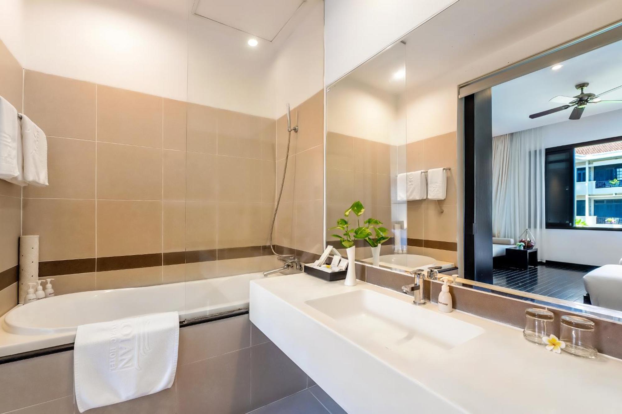 Hébergement Premium - Vue sur Piscine/Jardin/Ville