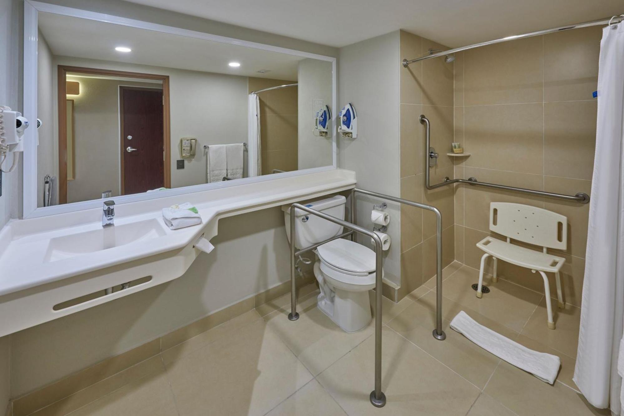 Habitación con cama grande