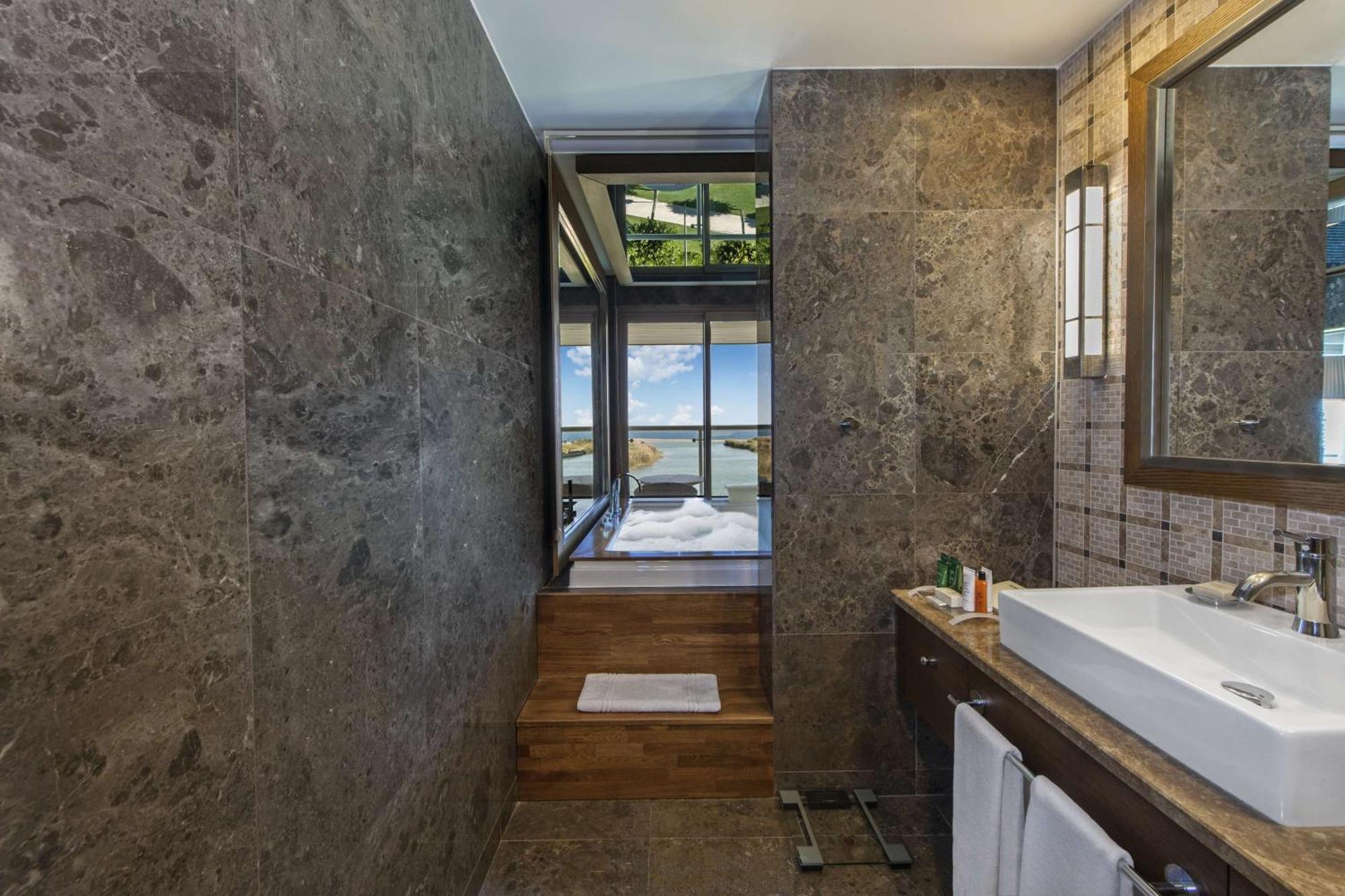 Swim-up-Ecksuite mit Kingsize-Bett und Meerblick