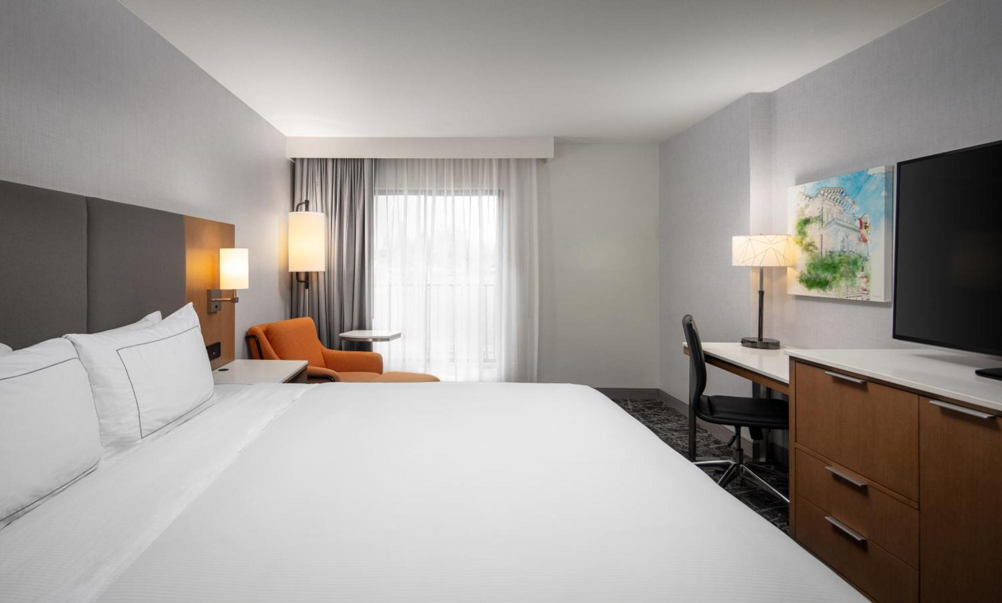 King Room with Roll-In Shower - Mobility Access/Non-Smoking