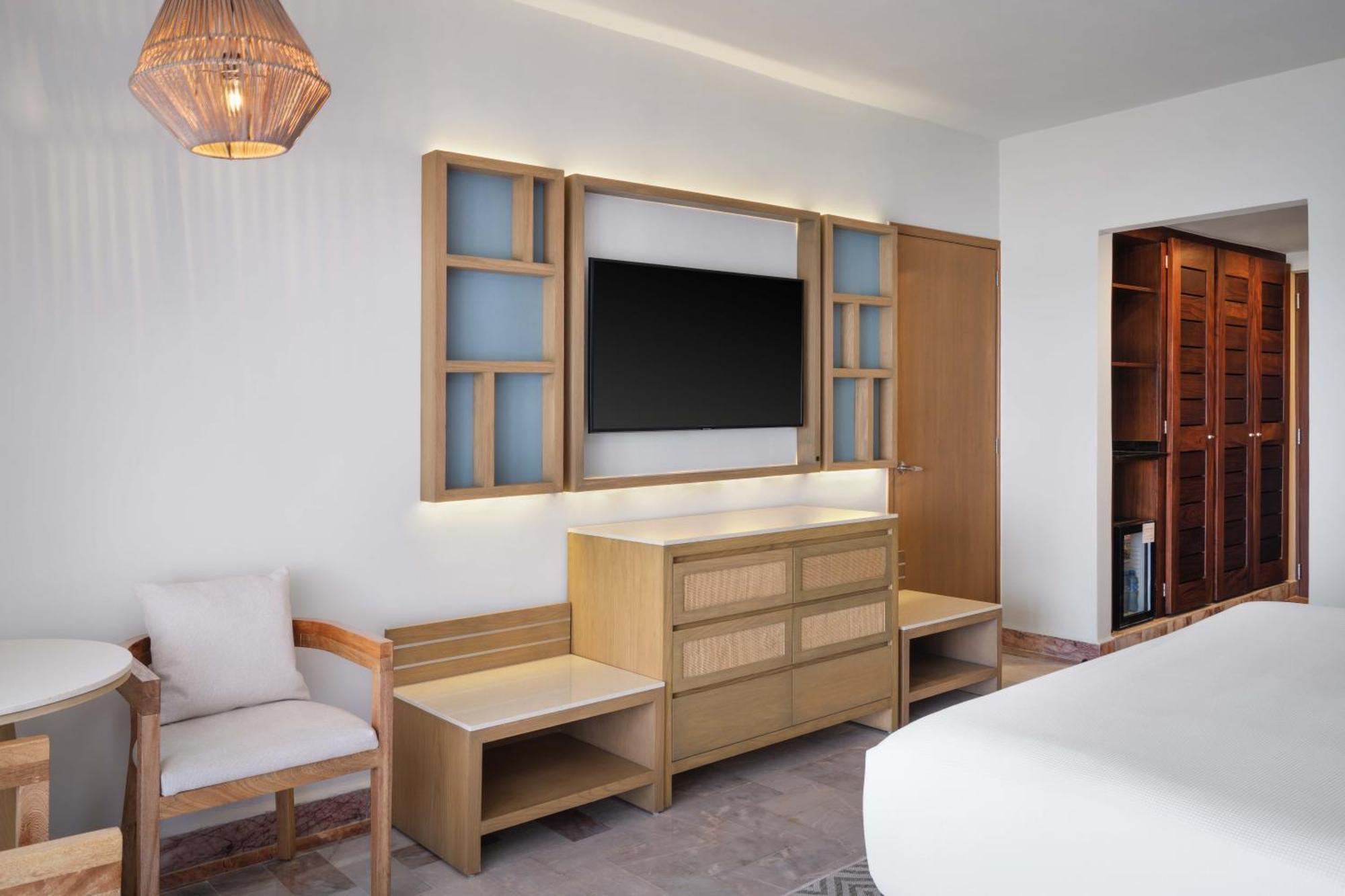 Quarto Superior com Cama King-size e Vista da Lagoa - Não Fumantes