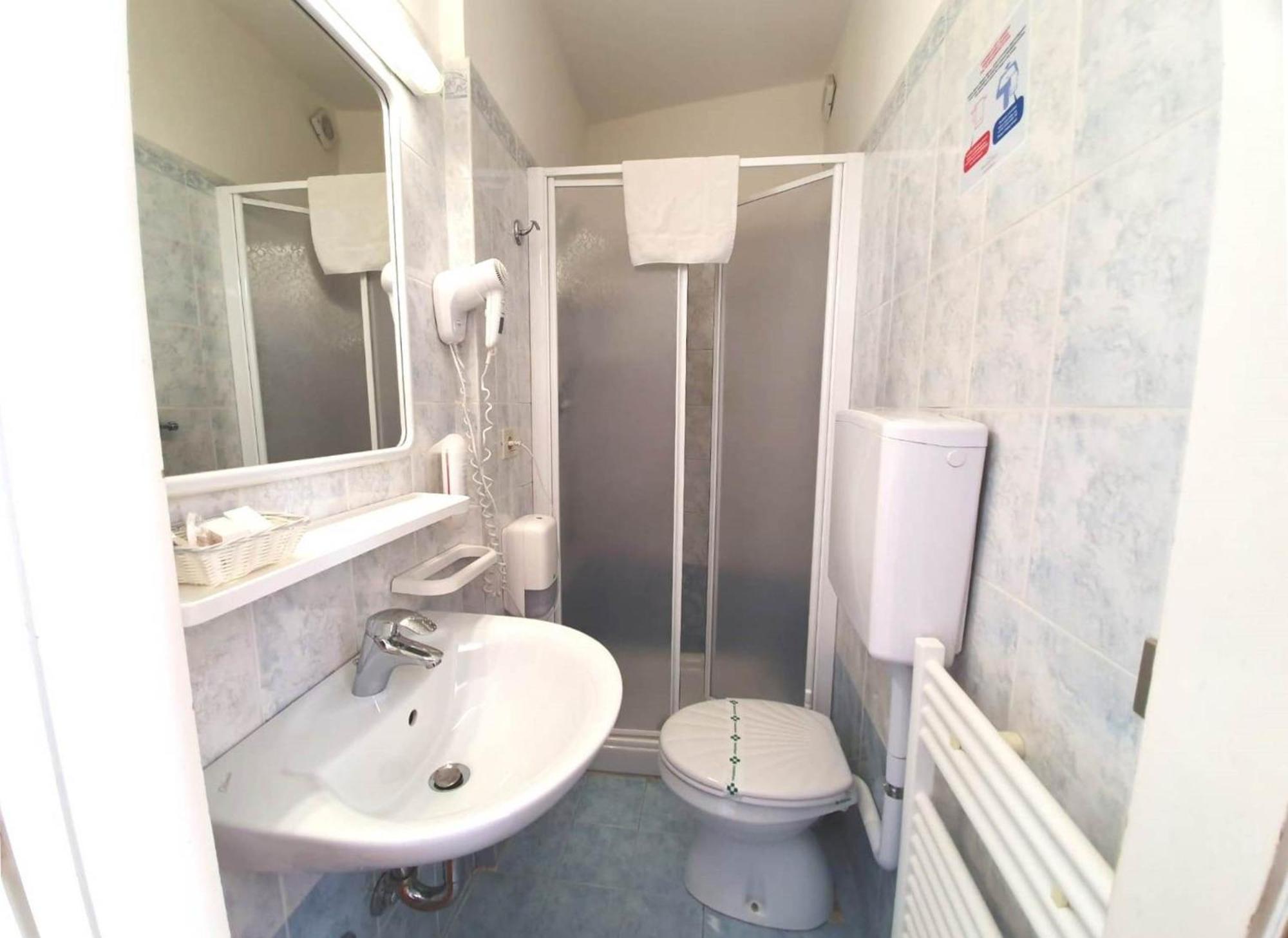 Tweepersoonskamer met 2 Aparte Bedden en Eigen Badkamer