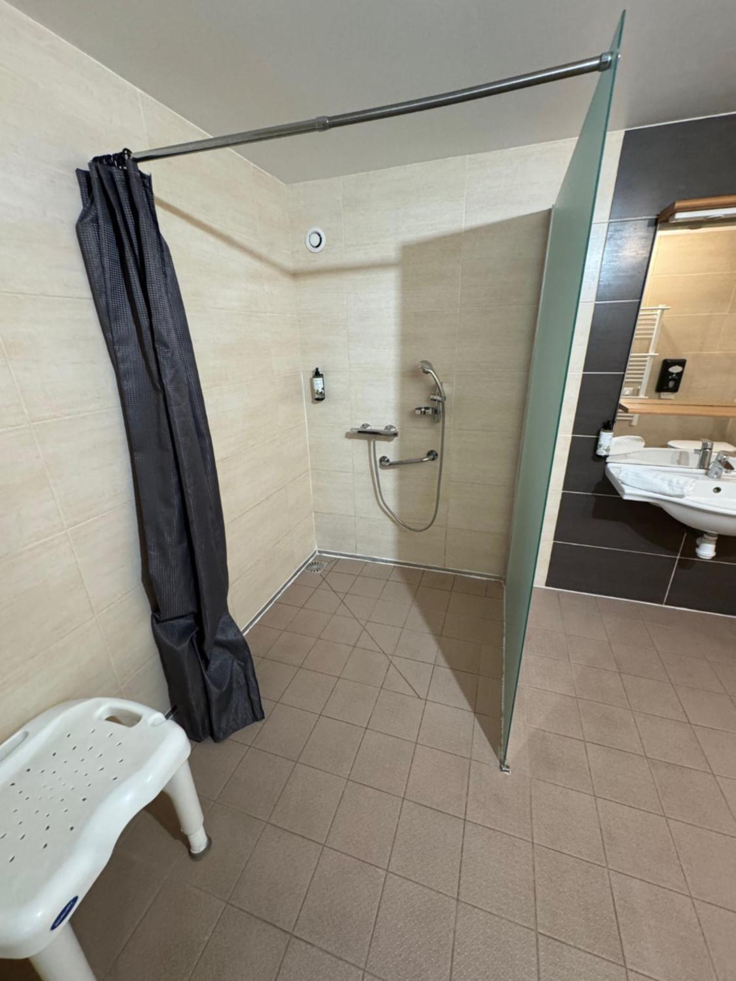 Chambre Double - Accessible aux Personnes à Mobilité Réduite