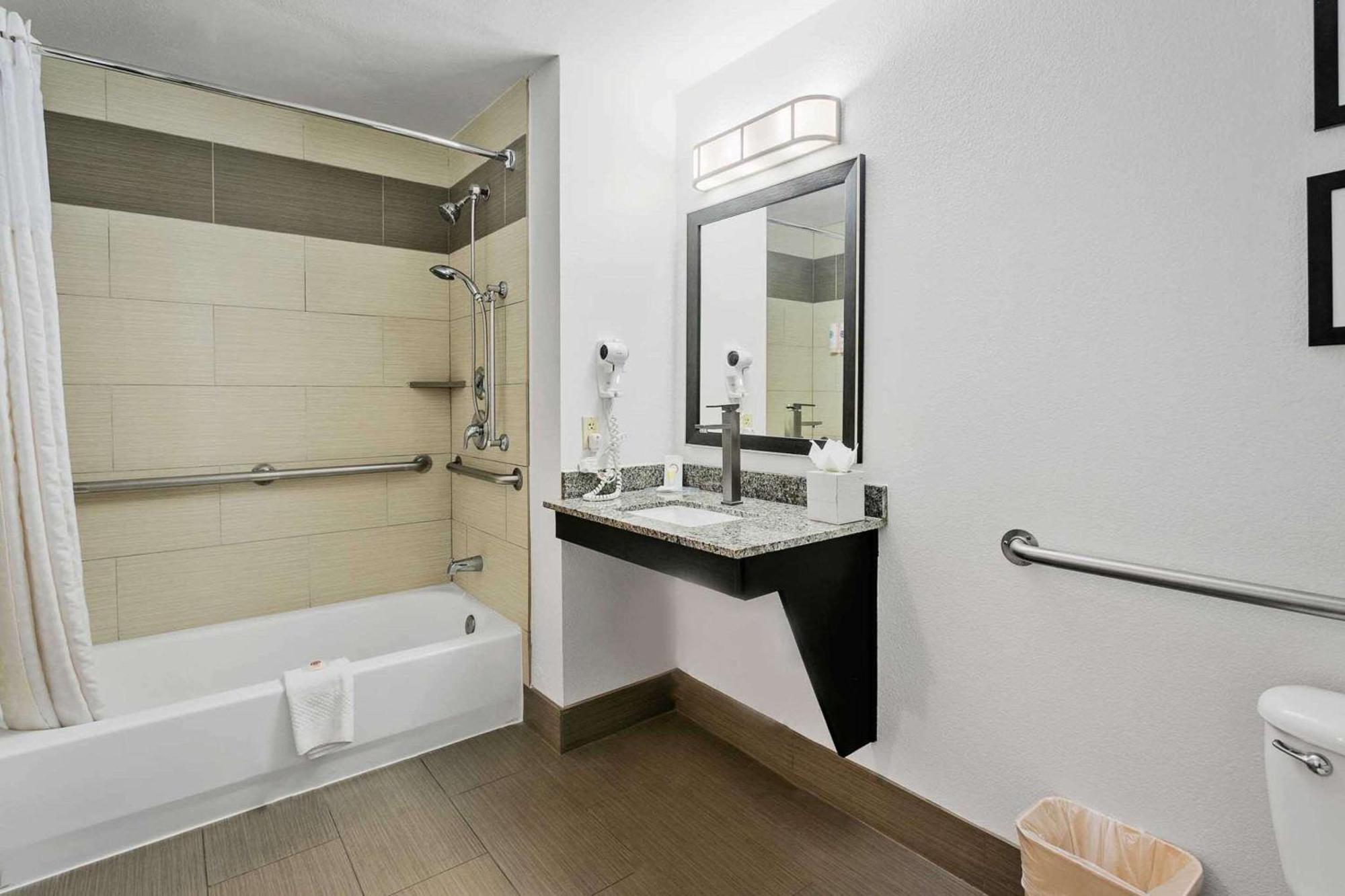 Queen Suite with Two Queen Beds - Non-Smoking