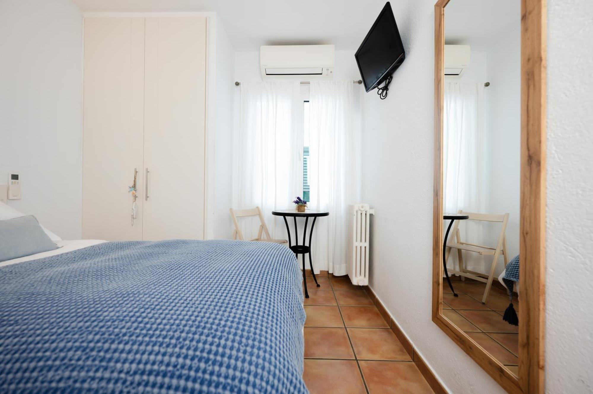 Single Room with Private Bathroom,1527352807:JPEG