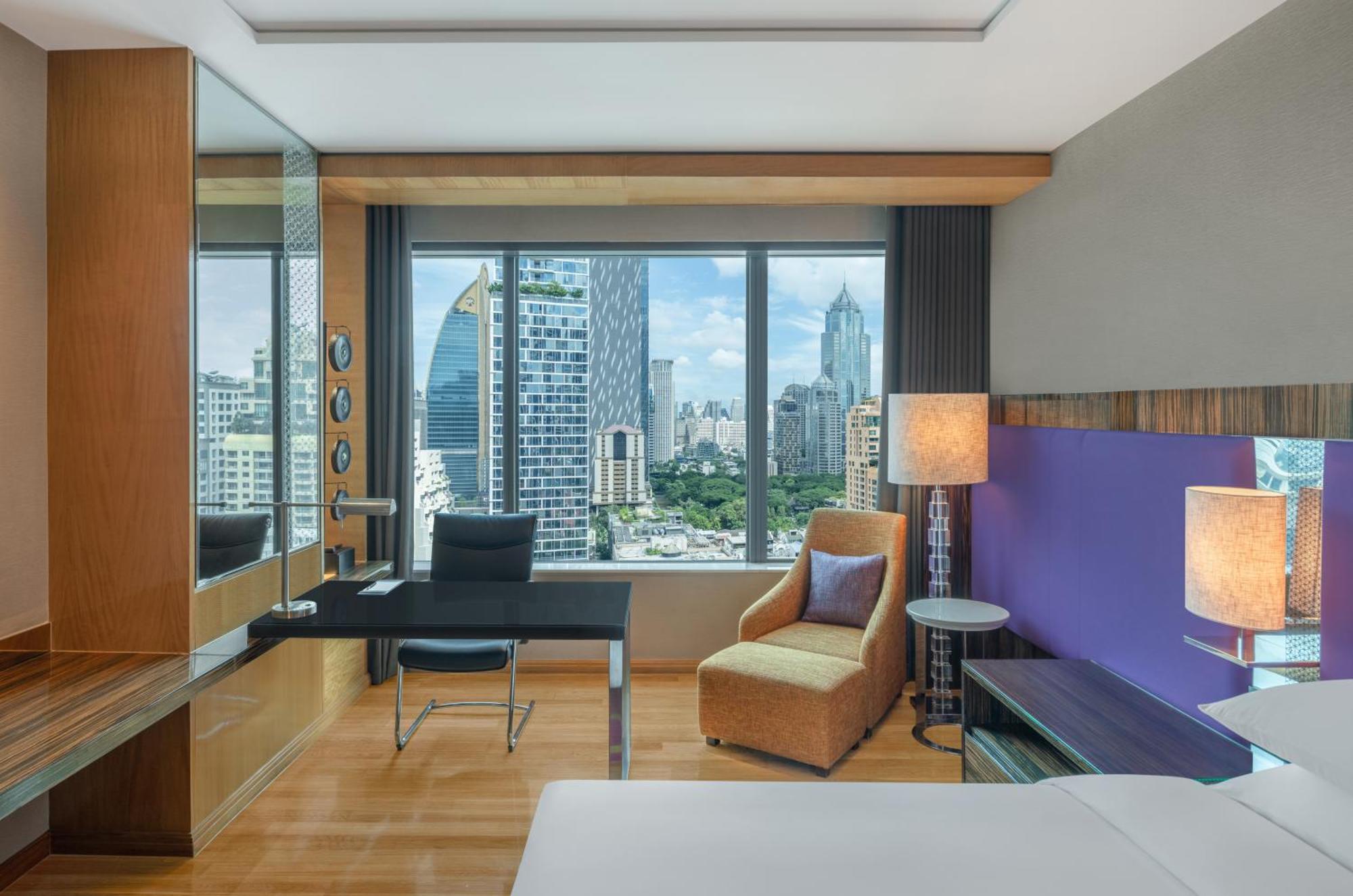 R Discovery, King Bed, High Floor