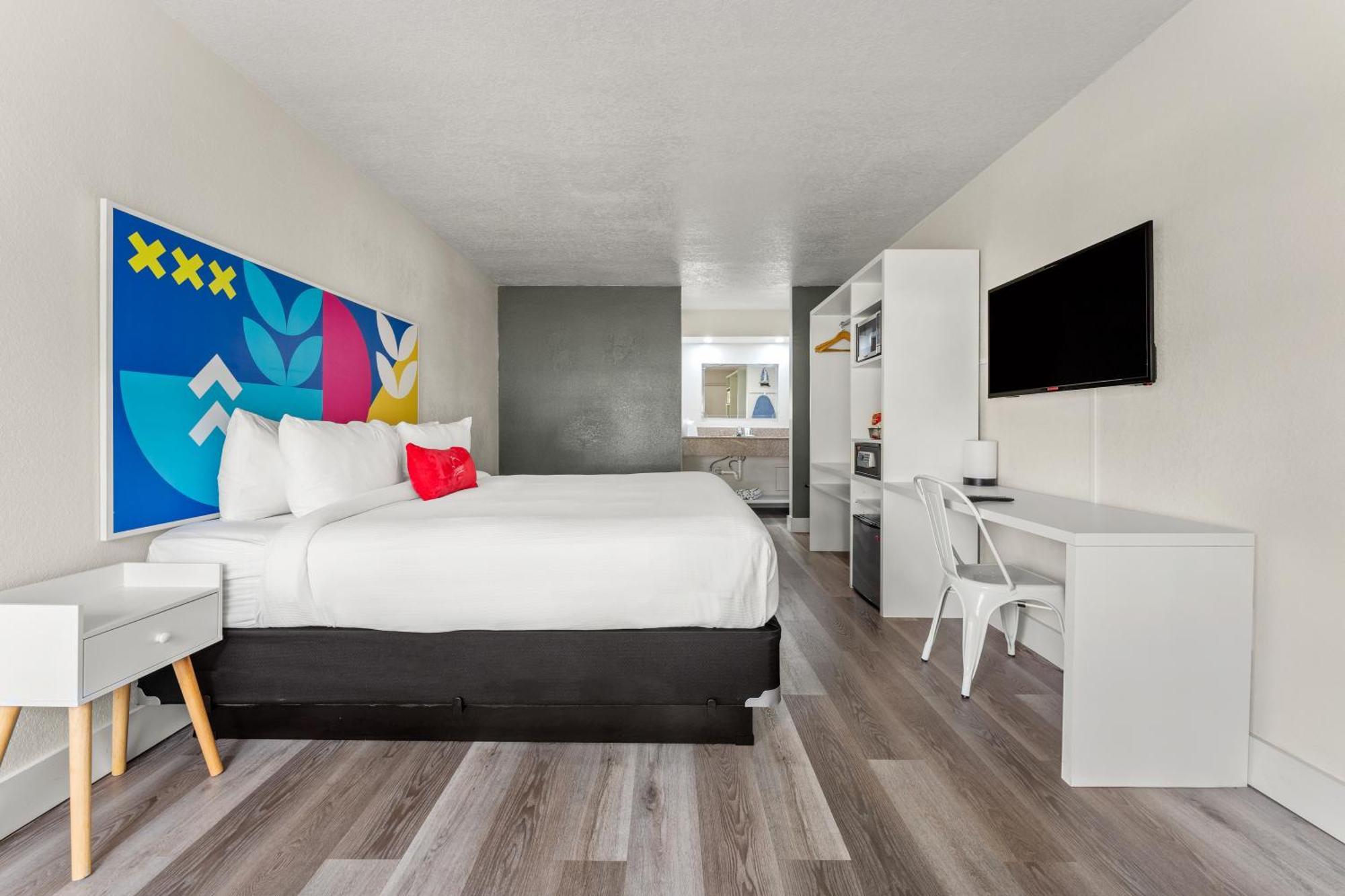 King Room with Mobility/Hearing Access, Roll-In Shower and City View, Non-Smoking