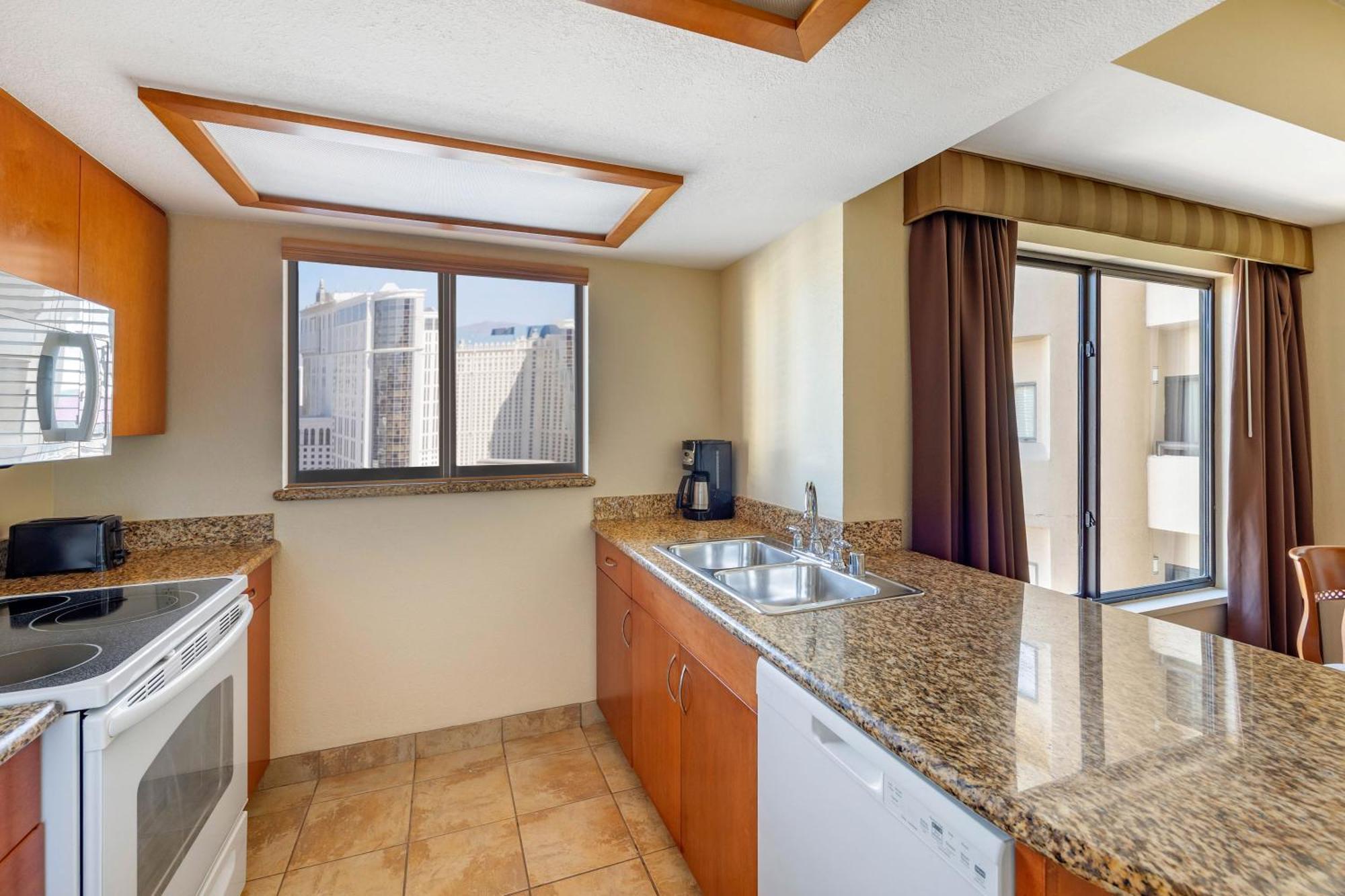 One-Bedroom King Suite with Roll-In Shower,1528618840:JPEG