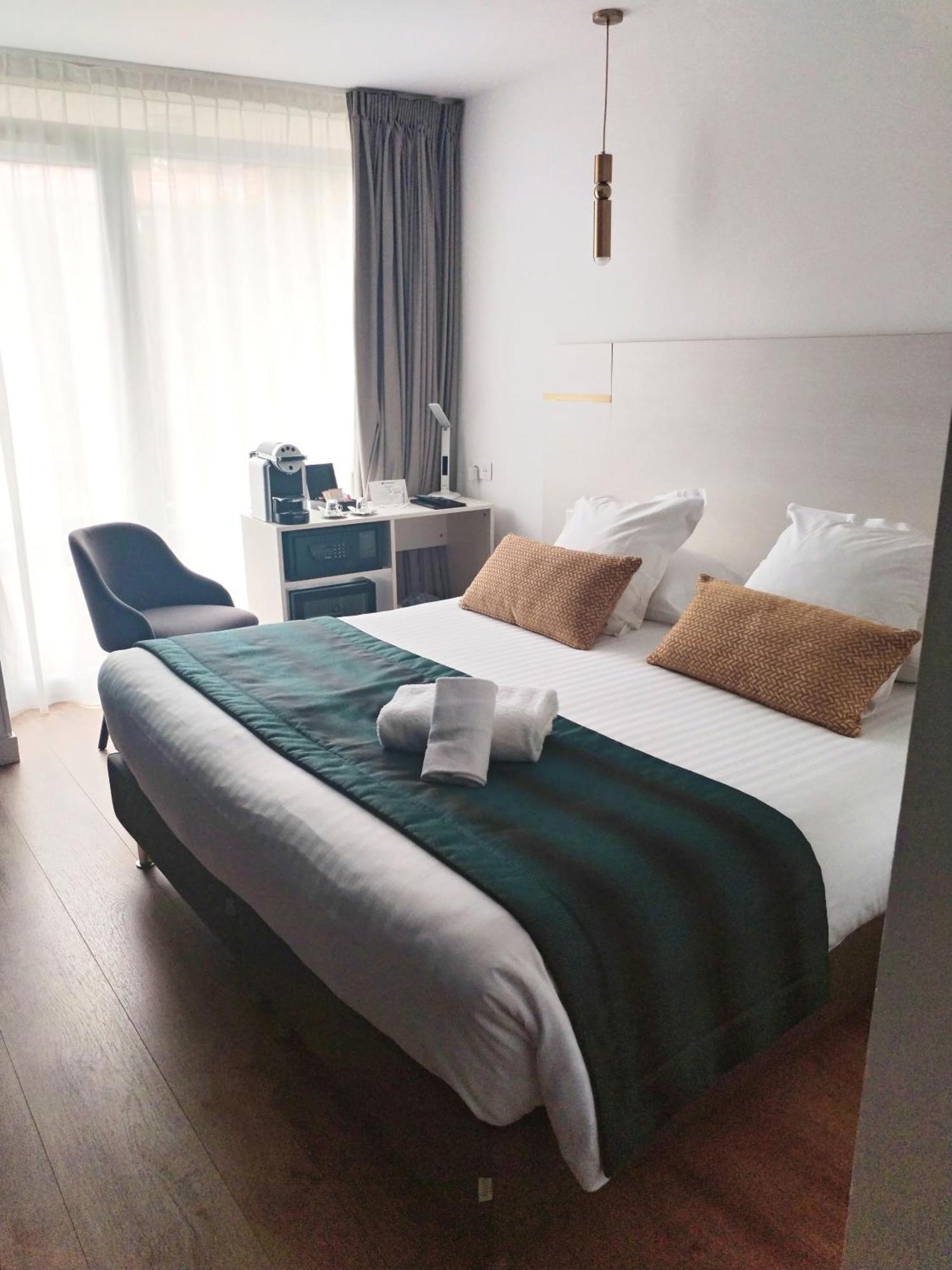Chambre Lit Queen-Size Confort avec Balcon
