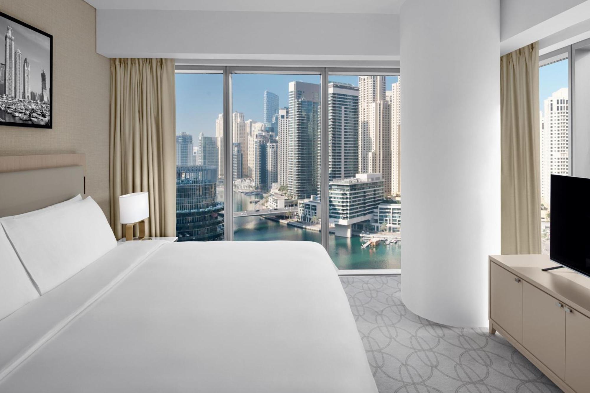 Premier Marina View Suite, Kingsize-Bett, Schlafsofa, Zugang zur Club Lounge mit Frühstück, Mittag- und Abendessen, spätes Auschecken um 16:00 Uhr, inklusive direktem Zugang zur Dubai Marina Mall und zum Marina Walk