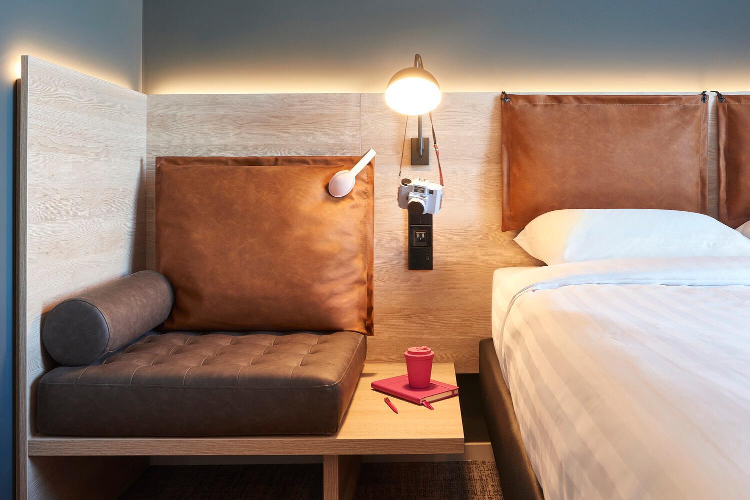 Moxy Zimmer mit Queensize-Bett