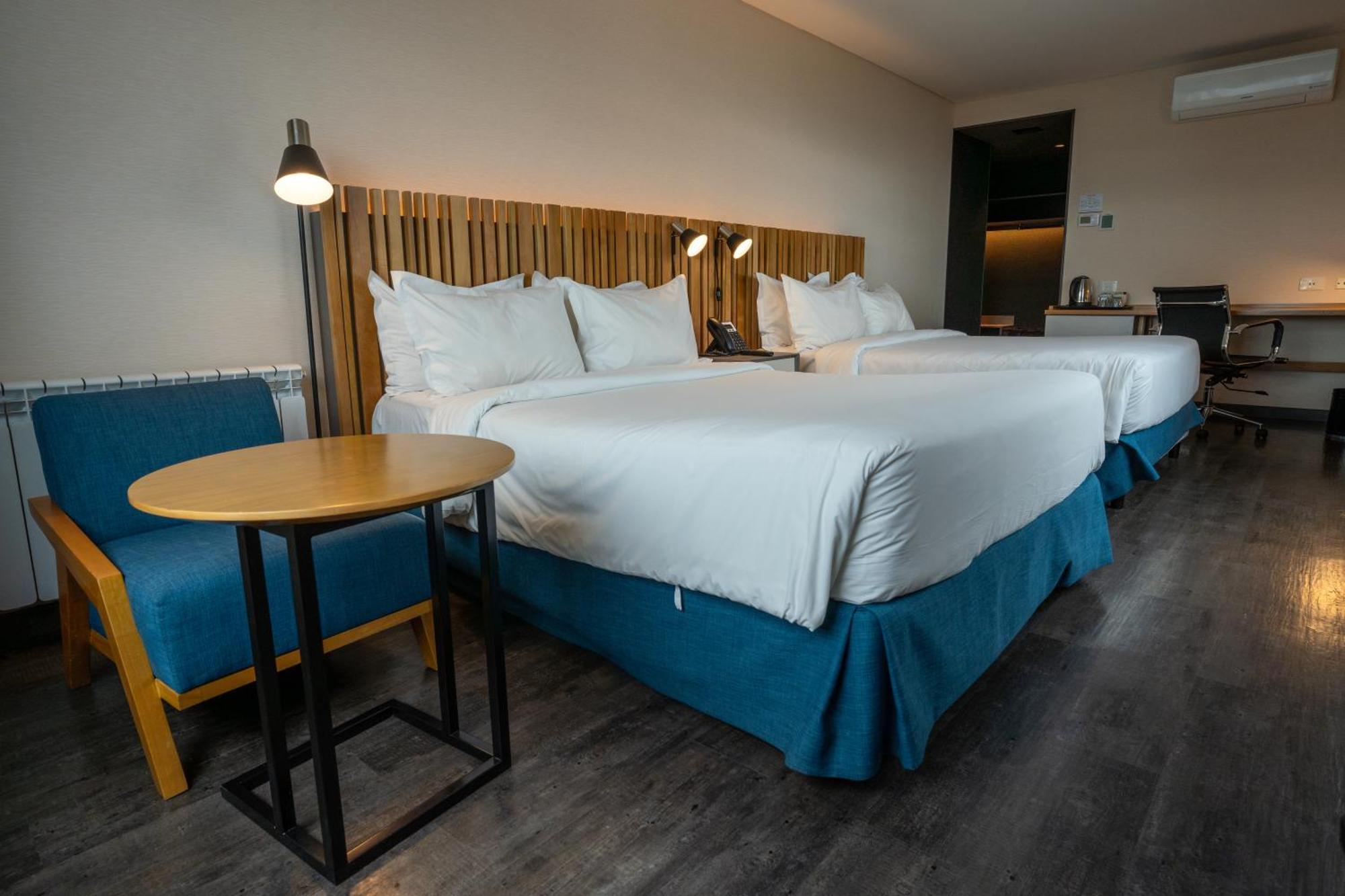 Quarto Duplo com 2 Camas de Casal e Vista do Lago