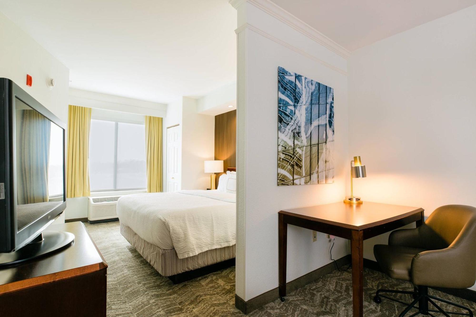 King Suite with Bathtub and Trundle Sofa - Mobility Access/Hearing Accessible