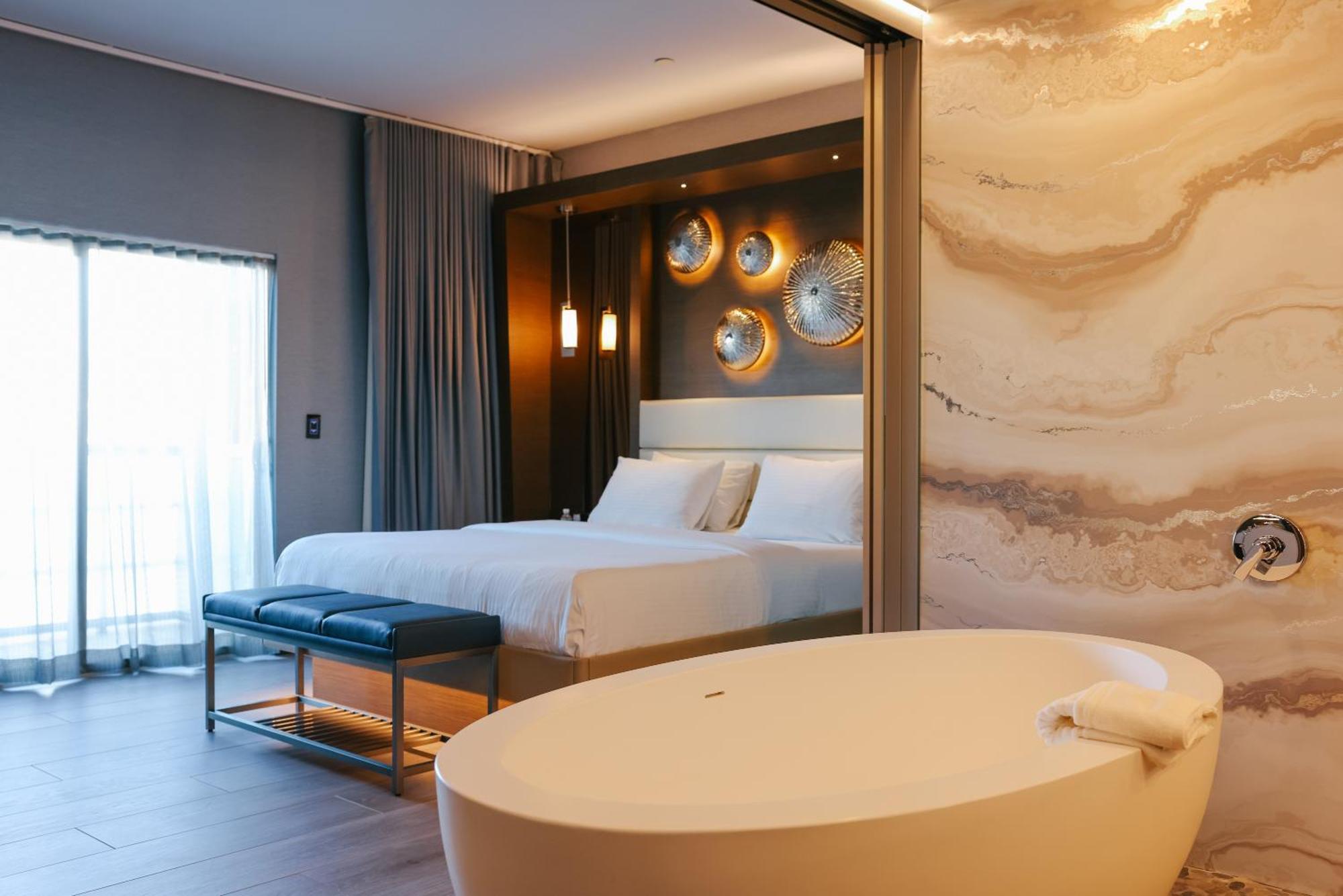 Deluxe King Spa Room - Disability Access
