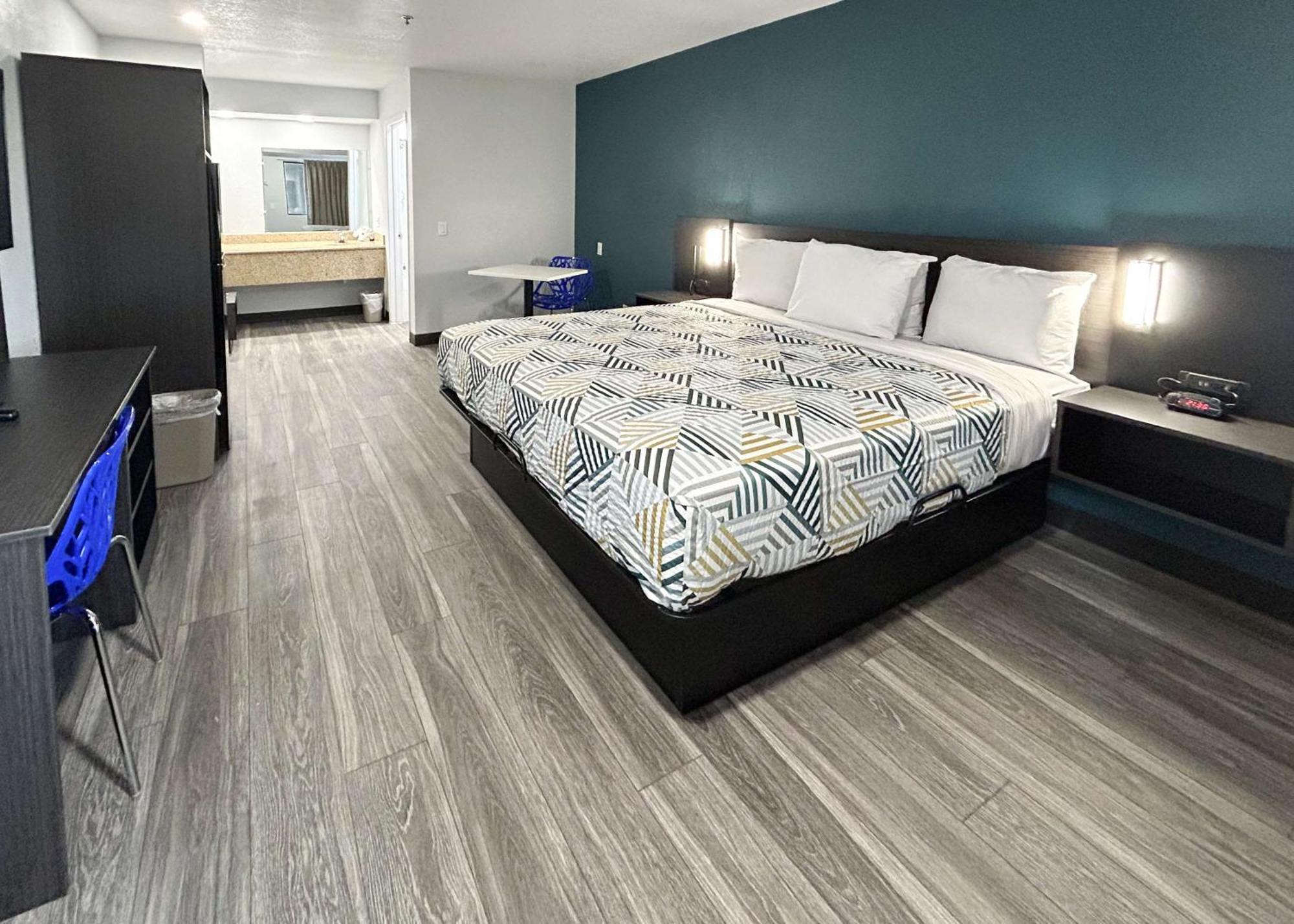 1 King Bed | Mobil Acc RI Shwr Nsmk Kitchen