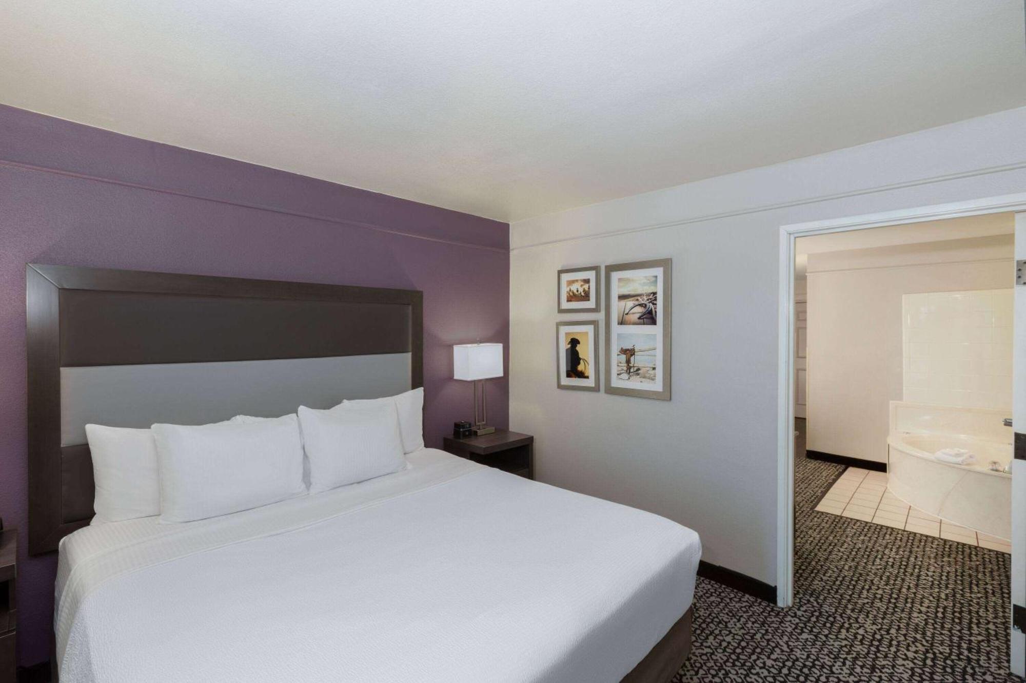 King Suite with Jetted Suite - Mobility/Hearing Accessible/Non-Smoking