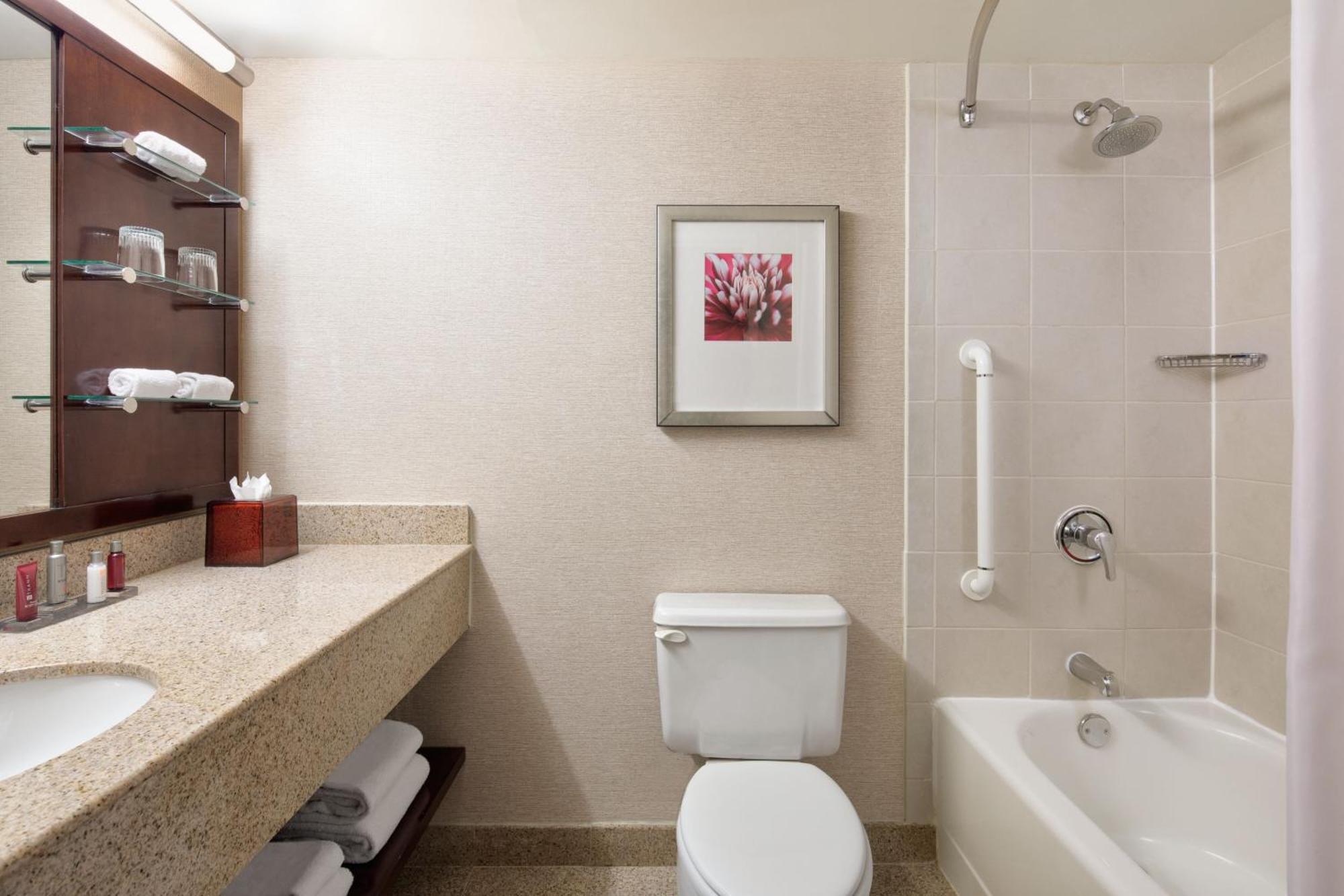 Guest Room 2 Doubles, Guest room, 2 Double (Mobility & Hearing Accessible w/ Tub)