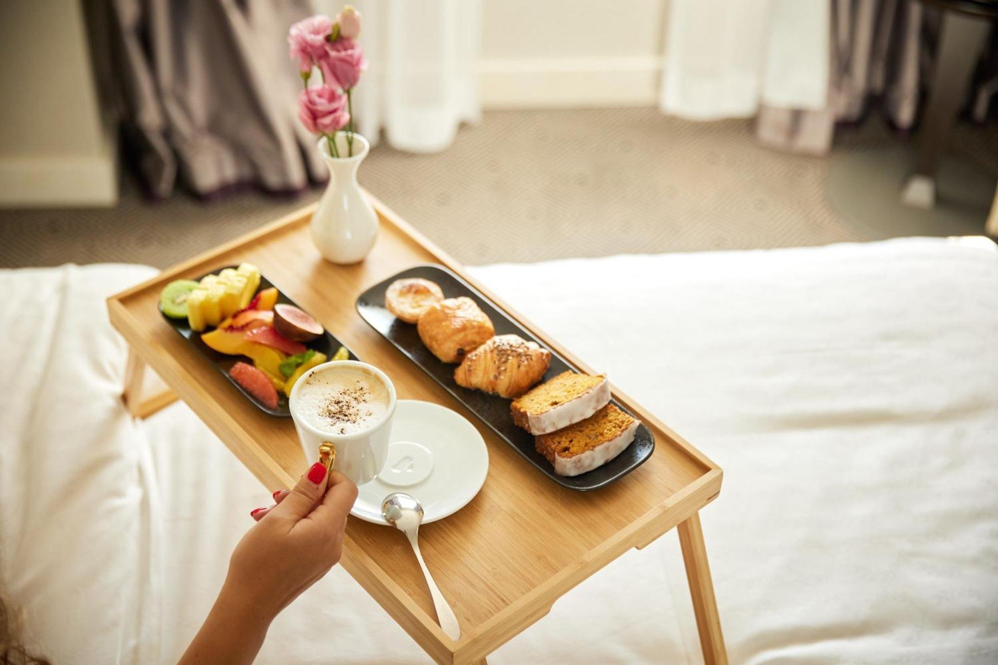 Classic Zimmer mit Kingsize-Bett und Stadtblick
