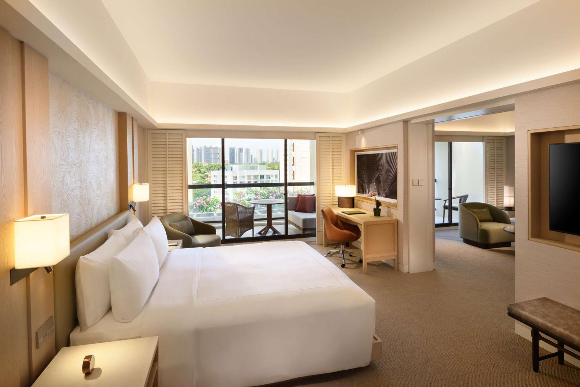 Deluxe King Suite with Balcony and Lounge Access