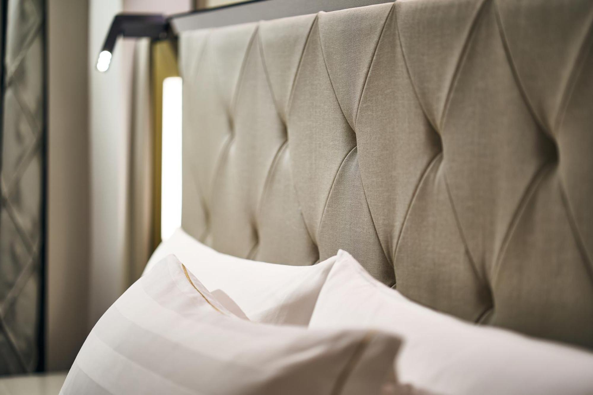 Deluxe Corner Room, 1 King Bed