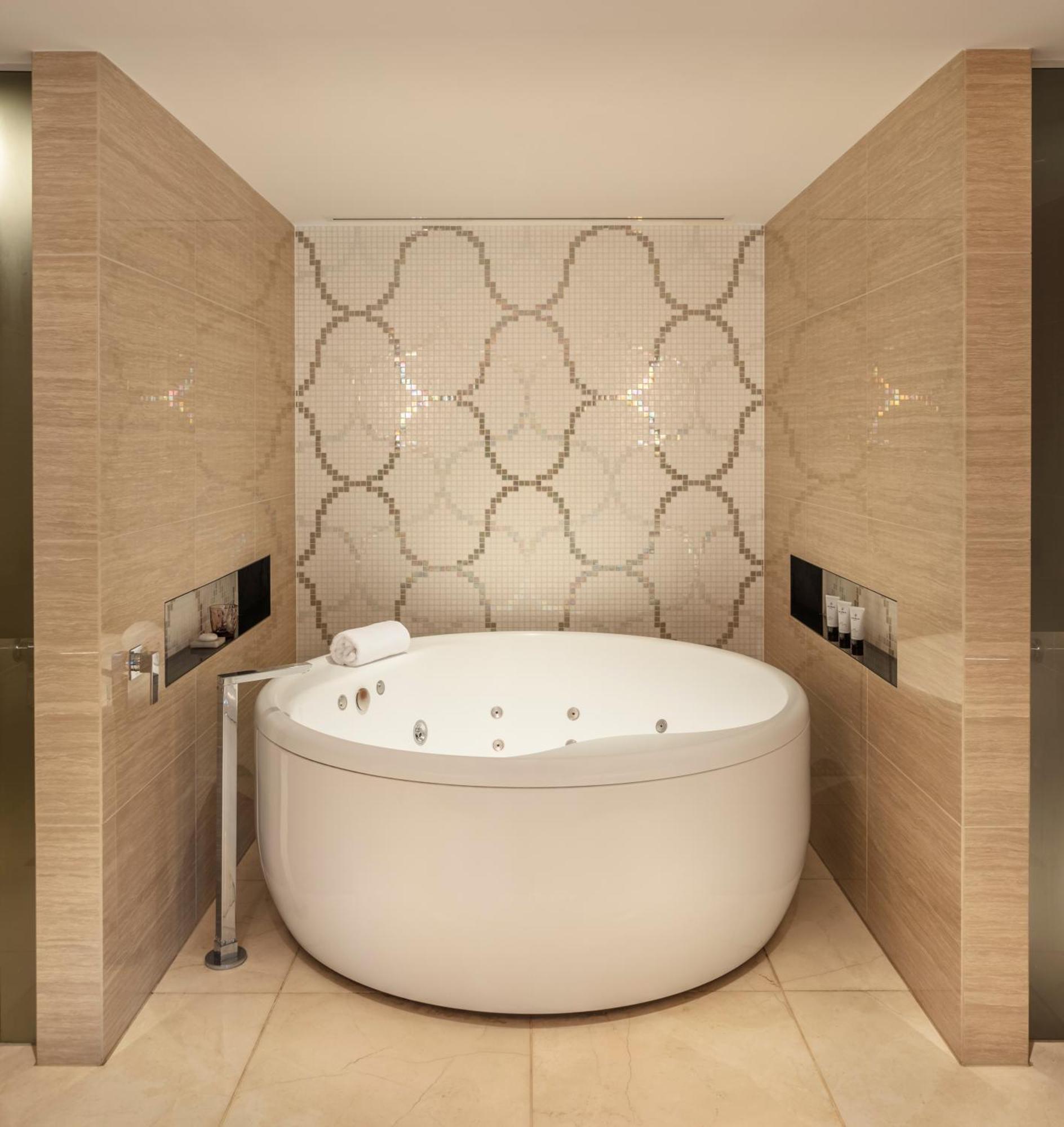 Suíte Jewel com Banheira de Hidromassagem