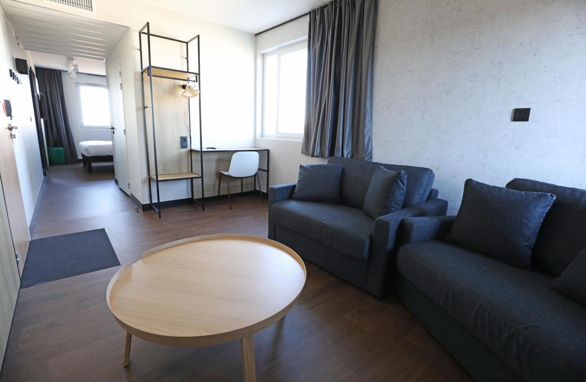 Chambre Familiale avec 1 Lit Double et 2 Canapés-Lits