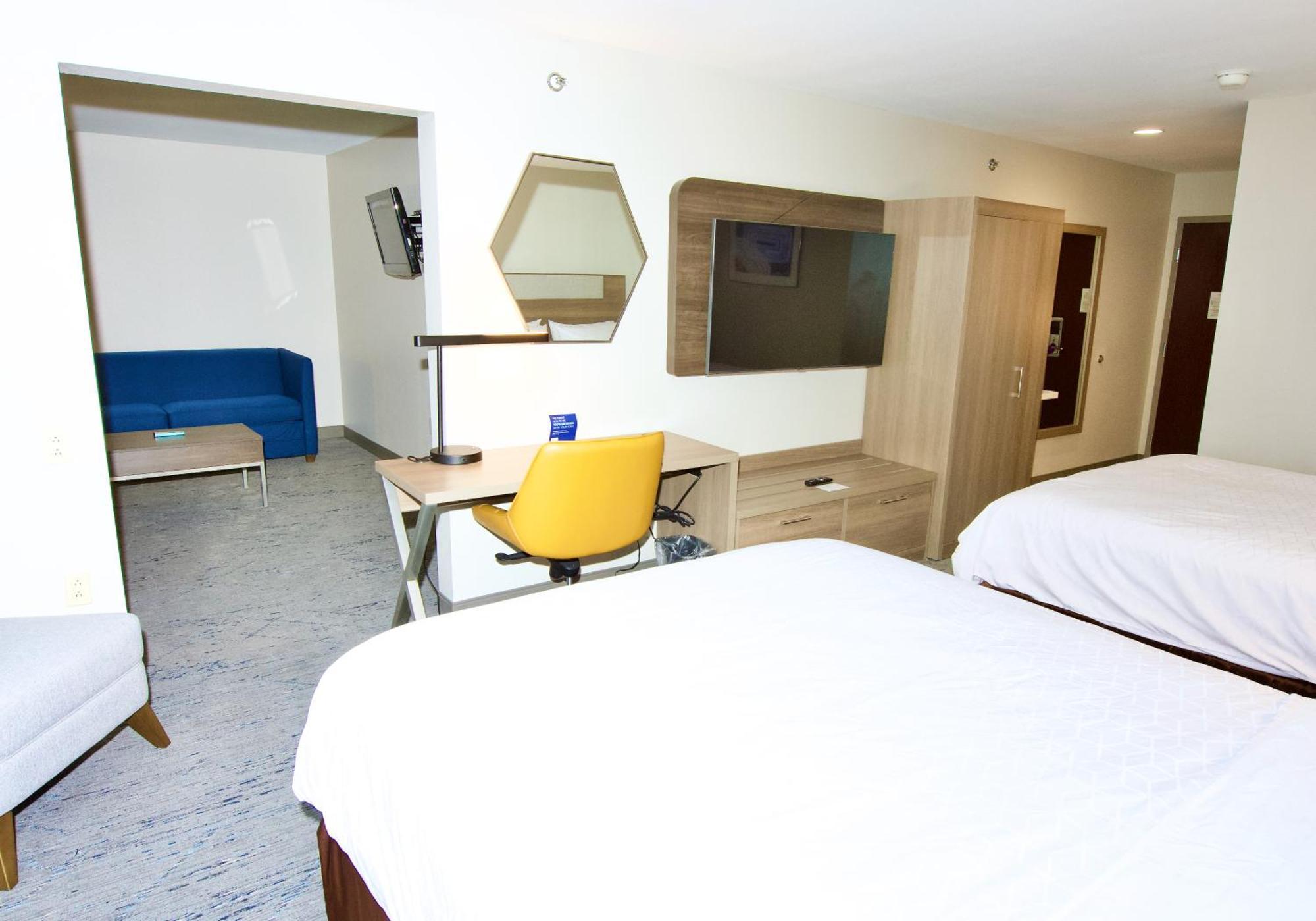 Queen Suite with Two Queen Beds and Additional Living Area