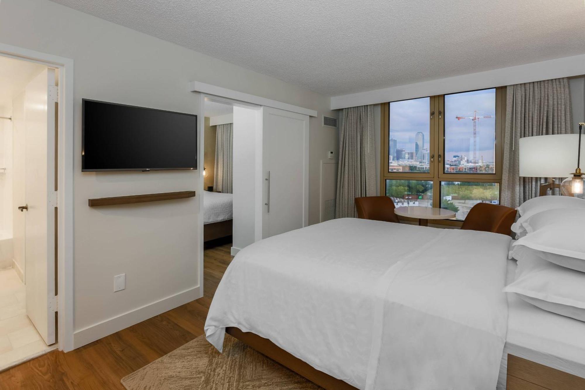 1 King & 1 Queen, Club level, 2 Bedroom Suite, Balcony