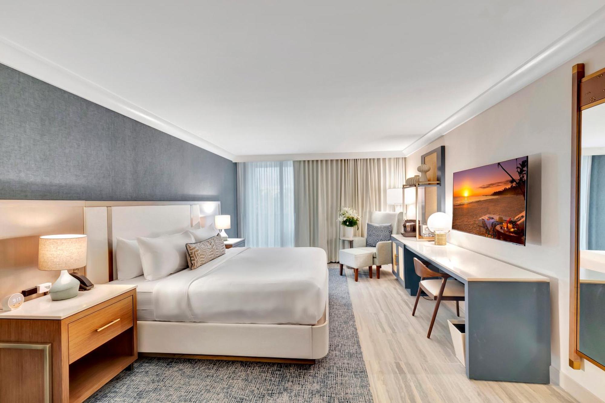 Guest room, 1 King, Pool view