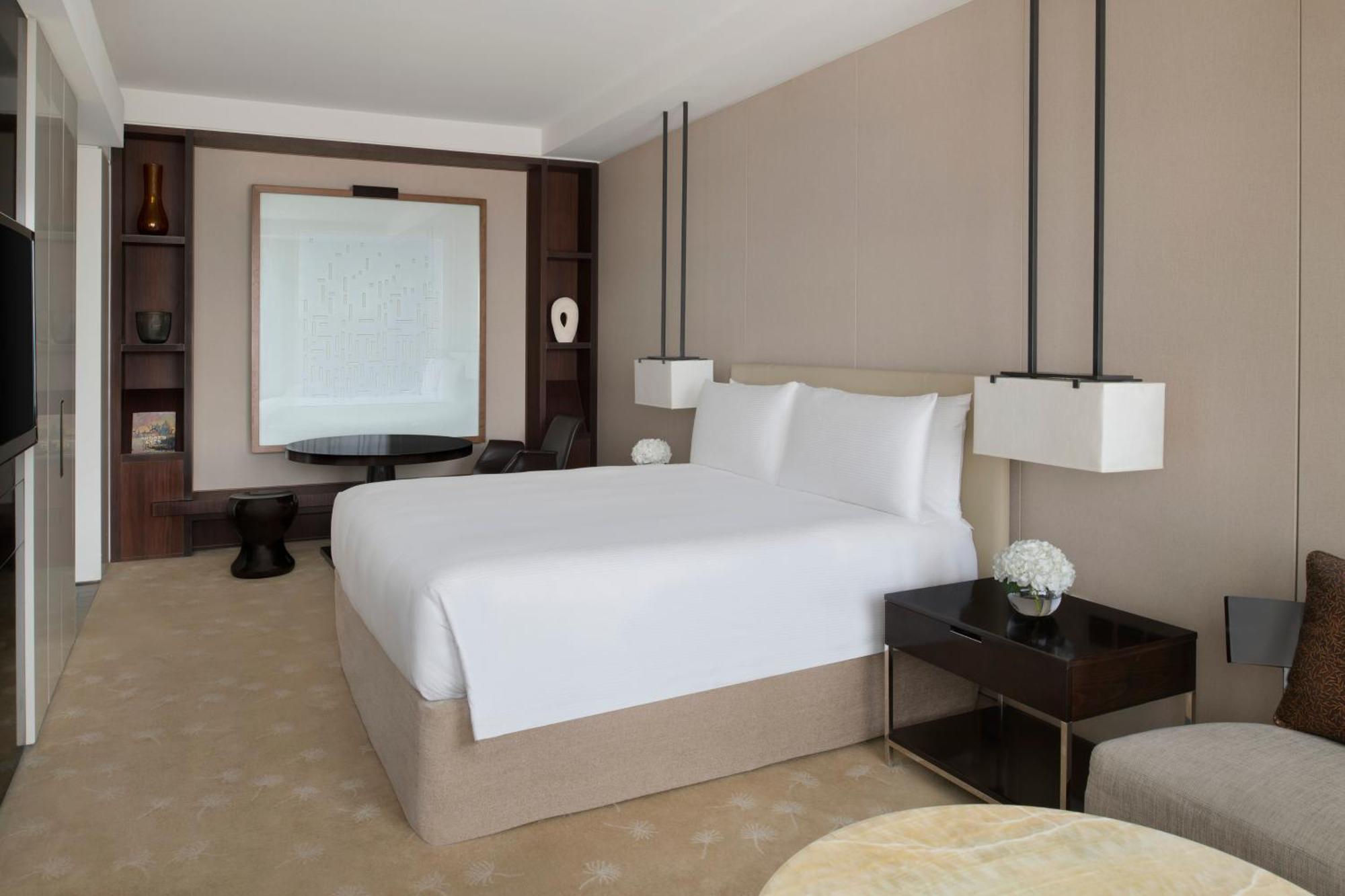 Quarto com Cama King-size e Vista do Burj Khalifa
