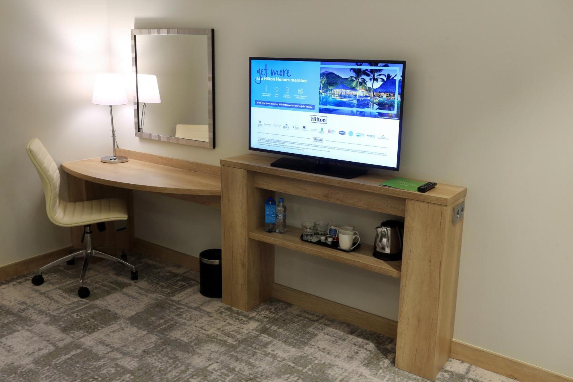 Zimmer mit Queensize-Bett und Stadtblick