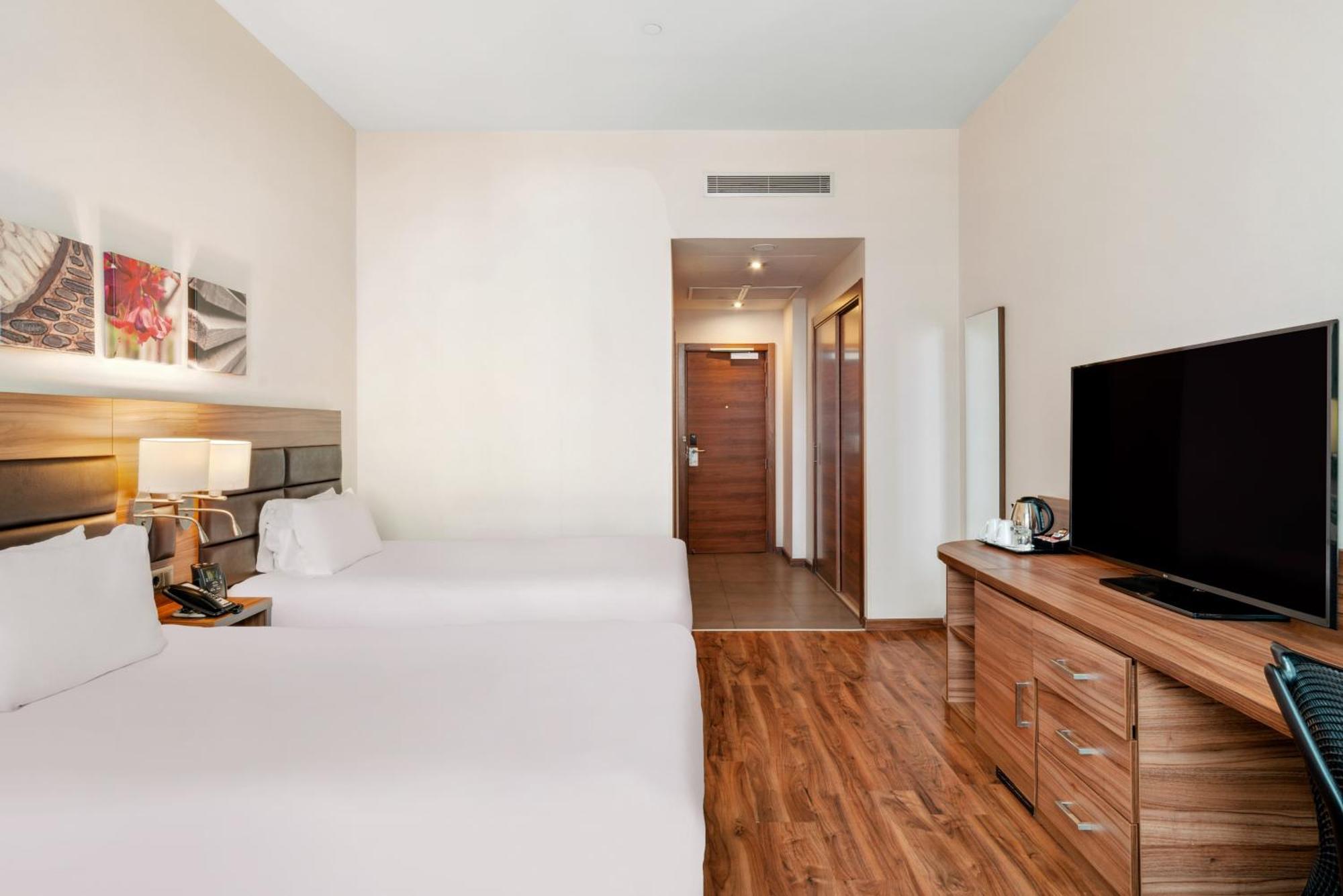 Quarto Duplo com 2 Camas de Casal