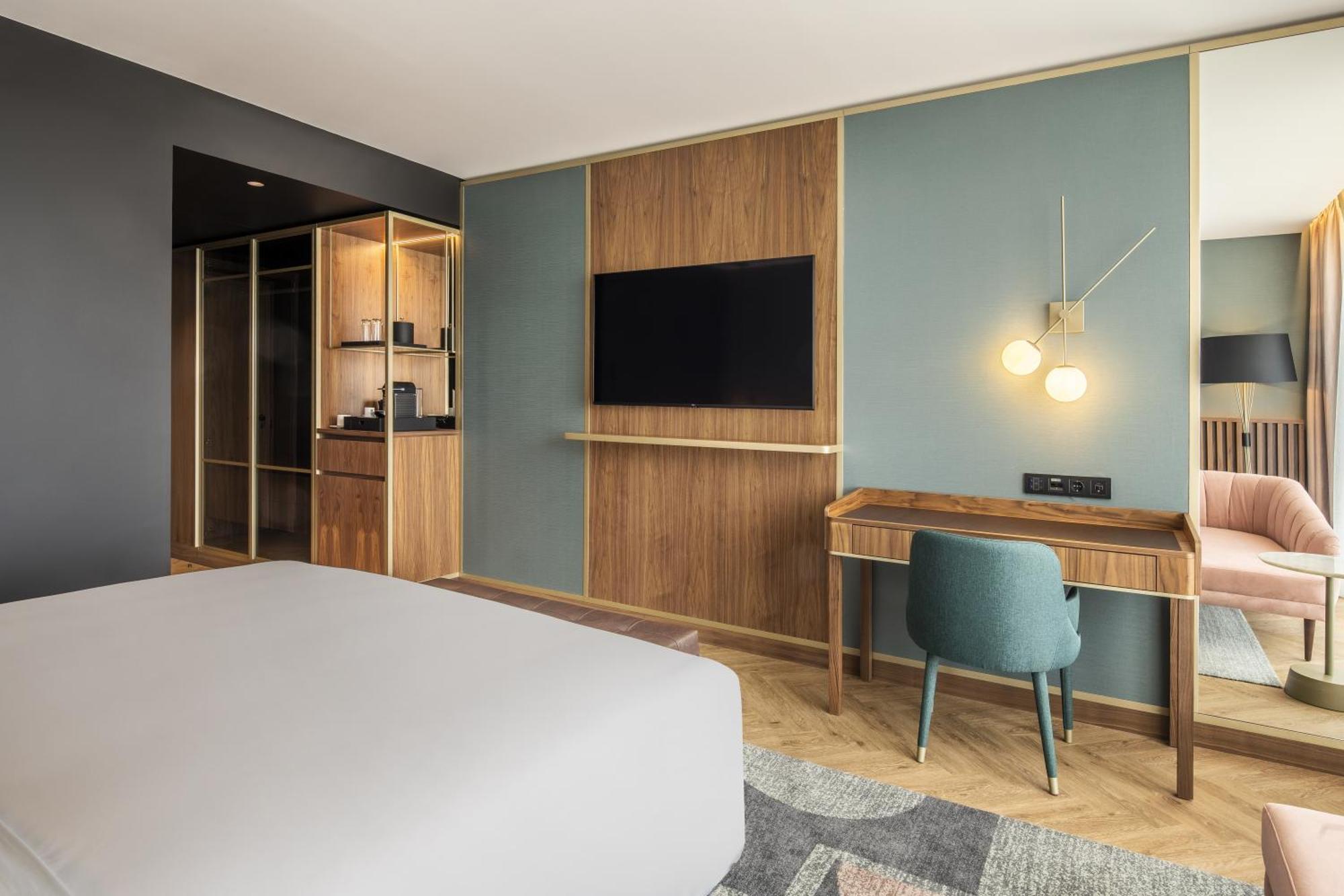 Habitación doble deluxe con cama grande y vistas al jardín