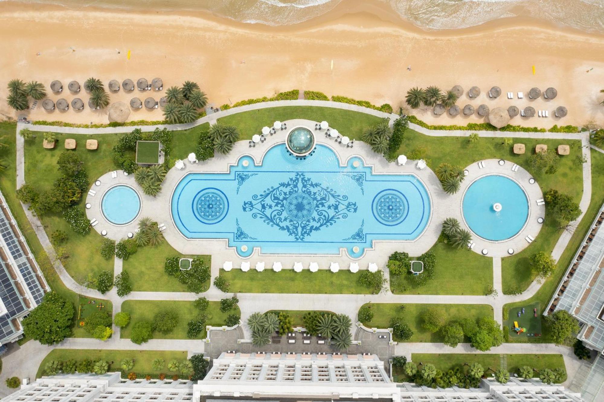 Deluxe King Room with Balcony and Garden View