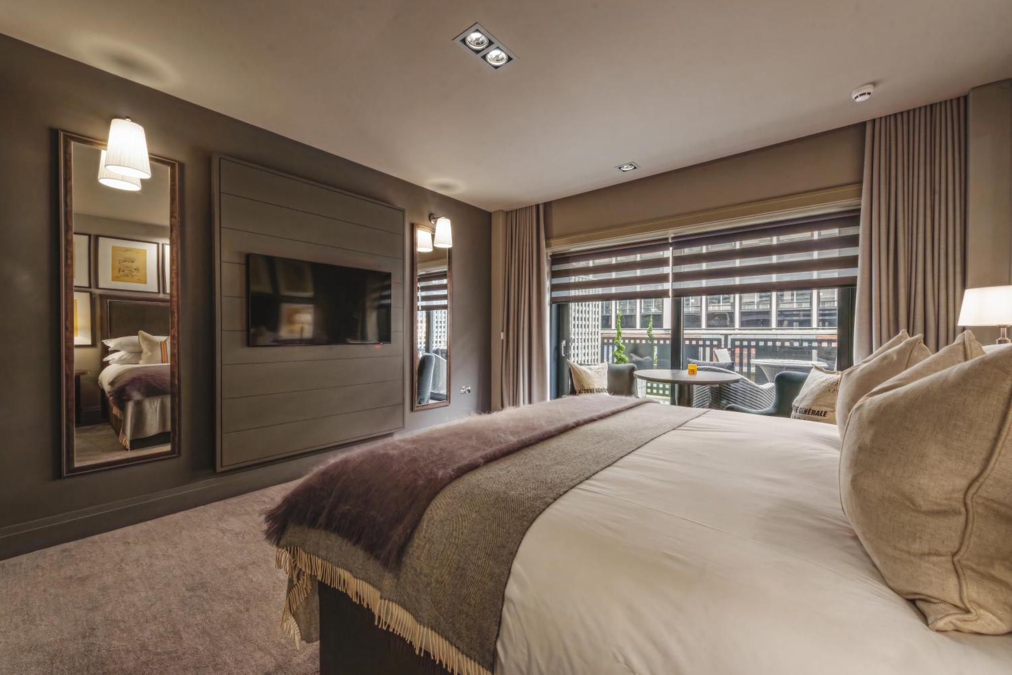 Zimmer mit Kingsize-Bett und Gartenblick.