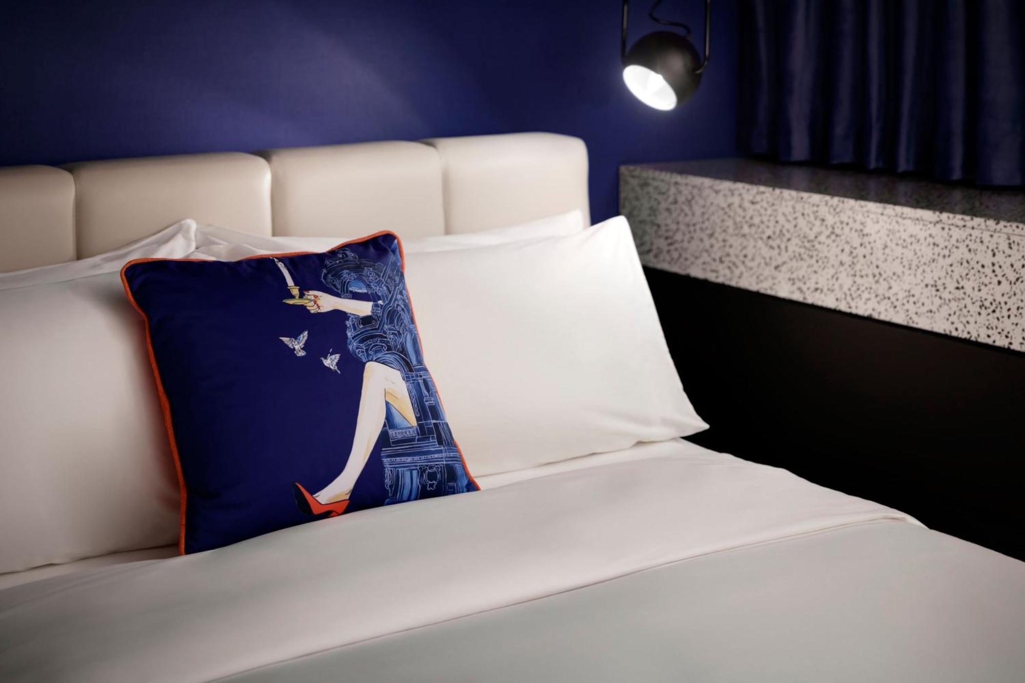 Superior King Room with City View