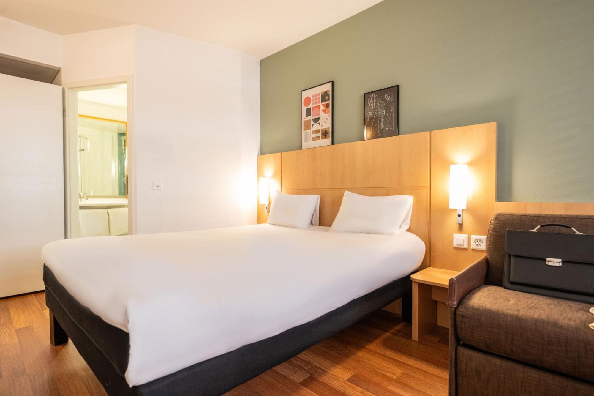 Quarto Standard com 1 Cama de Casal