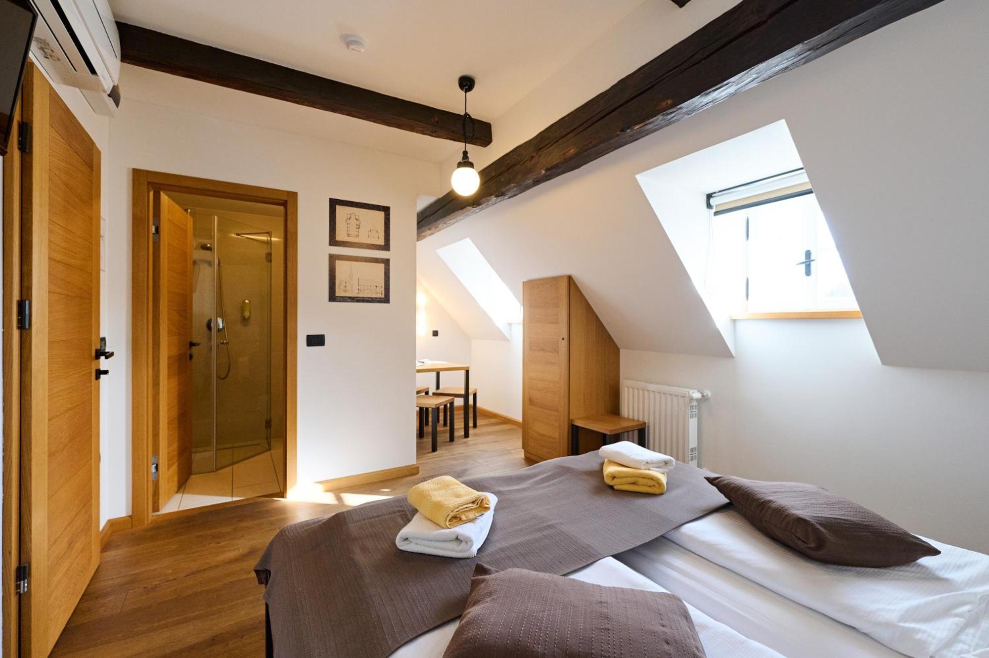 Doppel- oder Zweibettzimmer mit seitlicher Aussicht