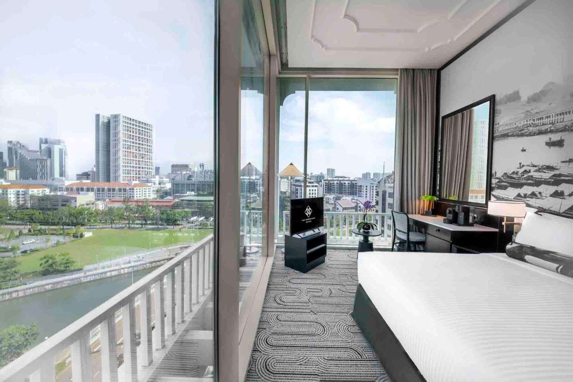 Zimmer mit Panoramablick auf den Fluss und Zugang zur Club Lounge