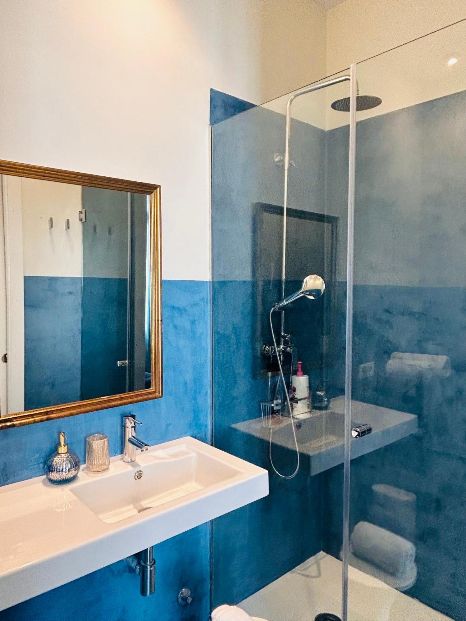 Doppelzimmer mit Balkon und Stadtblick