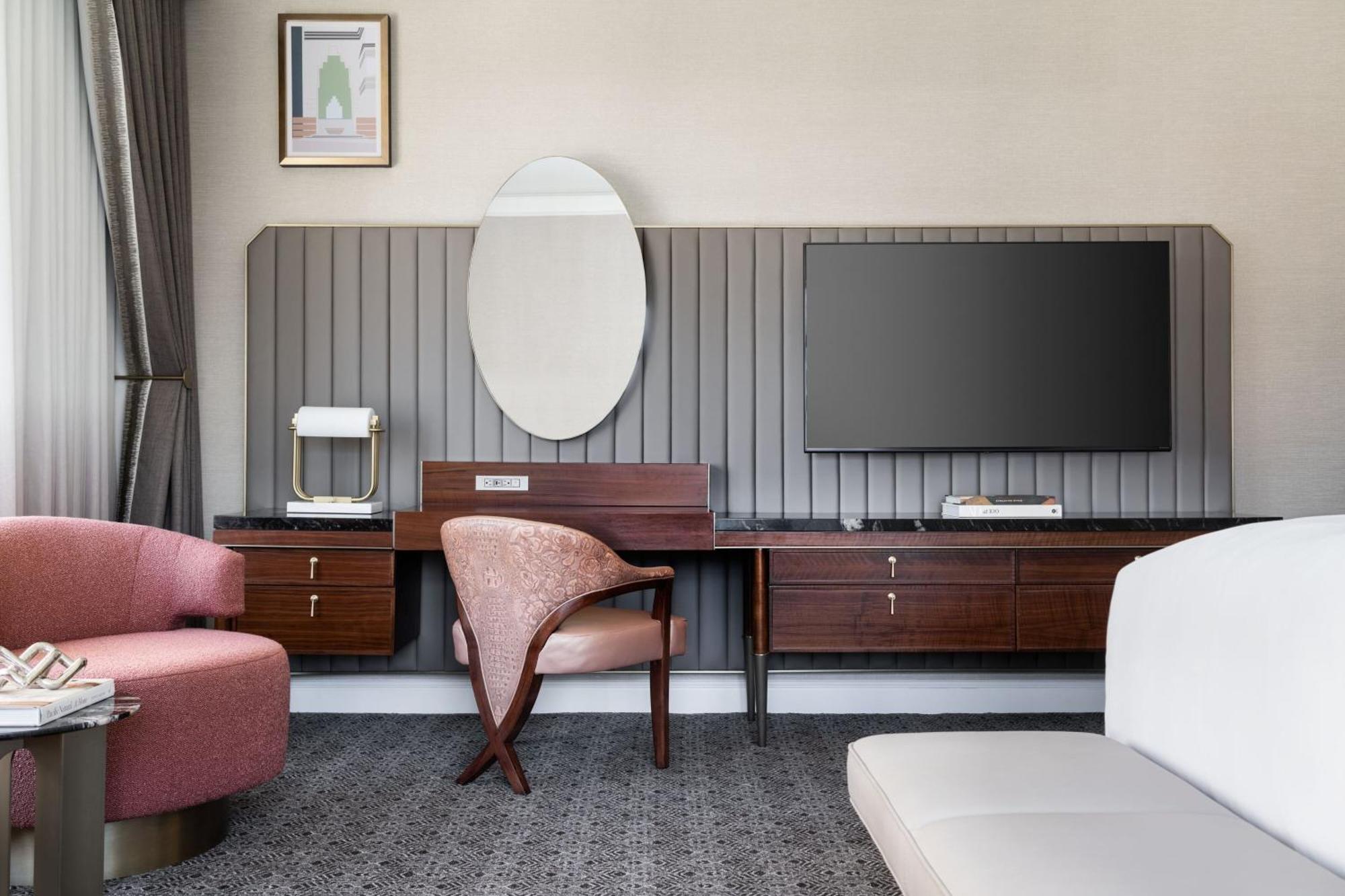 Club Queen or Queen Club level Guest room 2 Queen,1534033867:JPEG