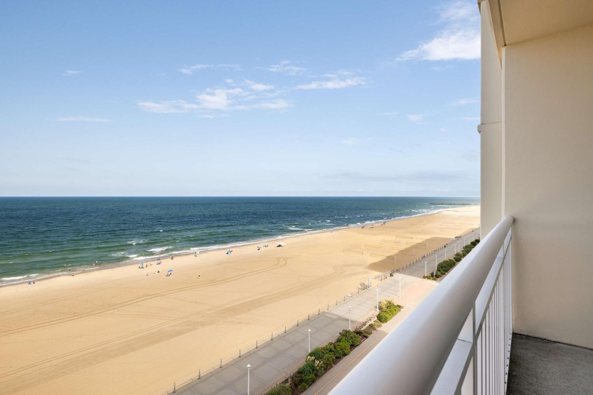 Queen Room with Two Queen Beds and Bath Tub - Oceanfront - Floor 6-10