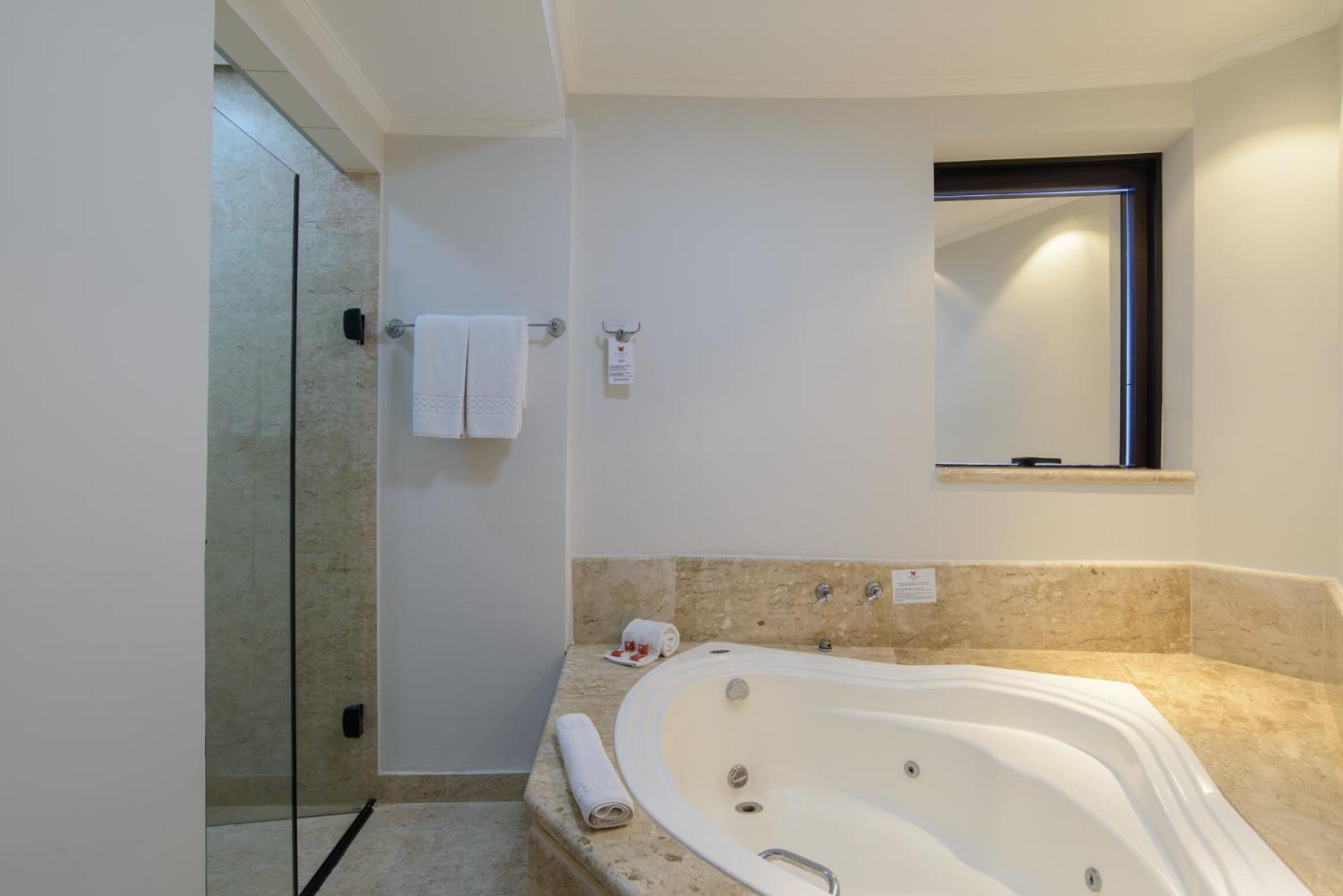 Suíte com Cama King-size e Banheira de Hidromassagem