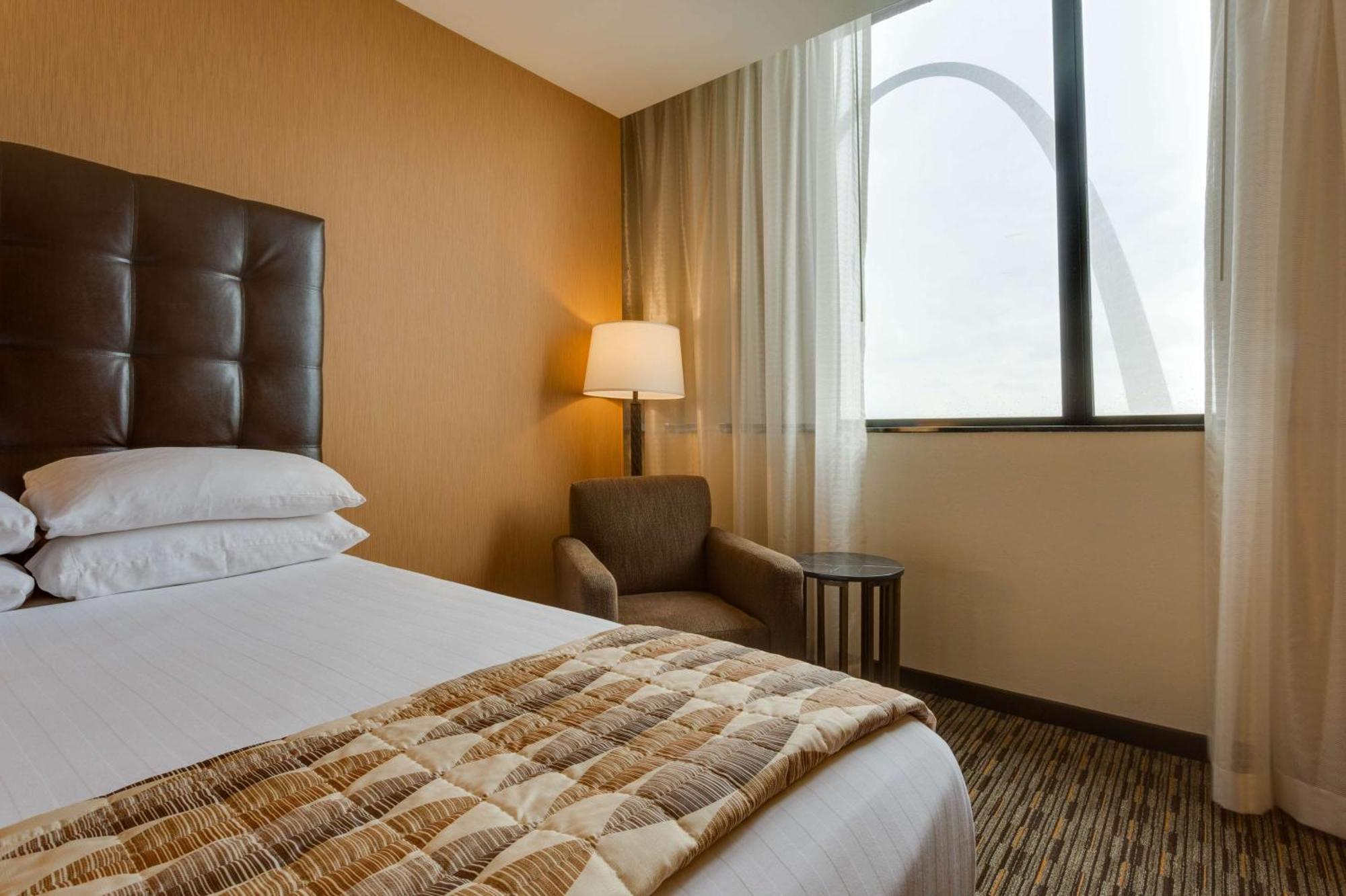 Deluxe King Room - Partial View Riverfront/Arch
