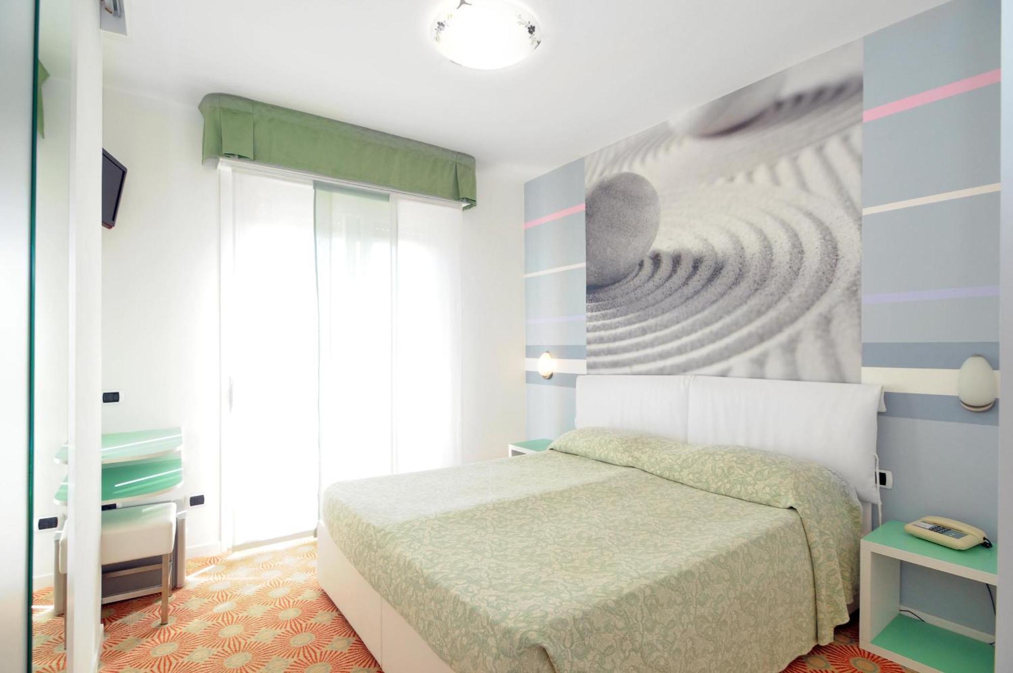 Doppel-/Zweibettzimmer mit Balkon