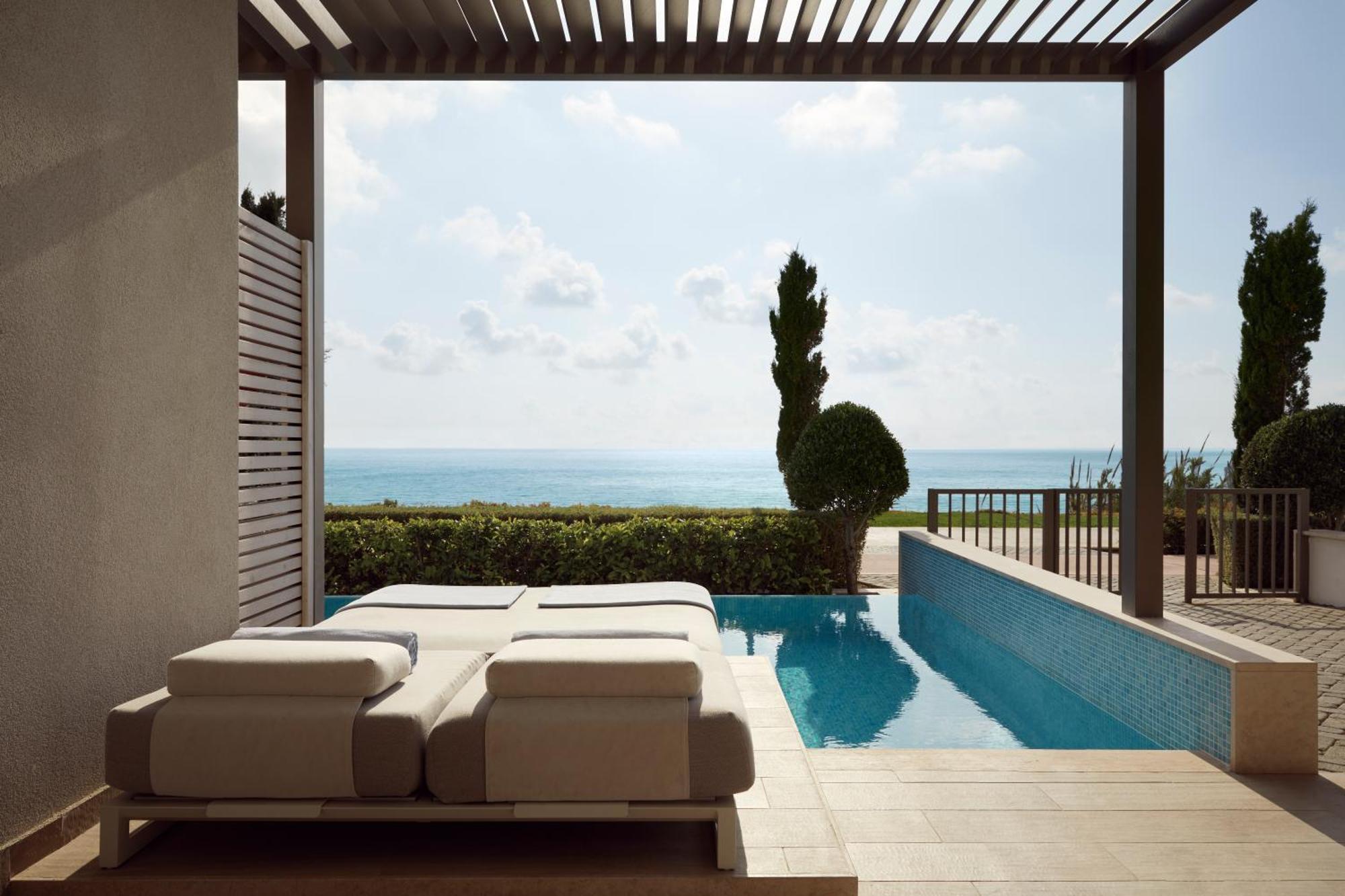 One-Bedroom Suite Swim Up Sea View