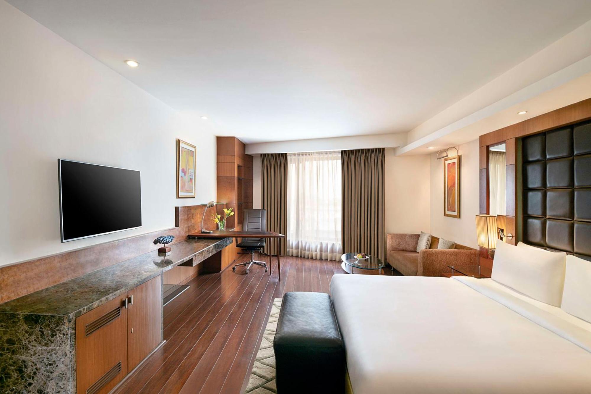Deluxe-Zimmer mit Happy Hour von 15:00 bis 18:00 Uhr, einfacher Flughafentransfer sowie kostenlose Abholung und Rückfahrt zum Worldmark Aerocity (je nach Fahrzeugverfügbarkeit)
