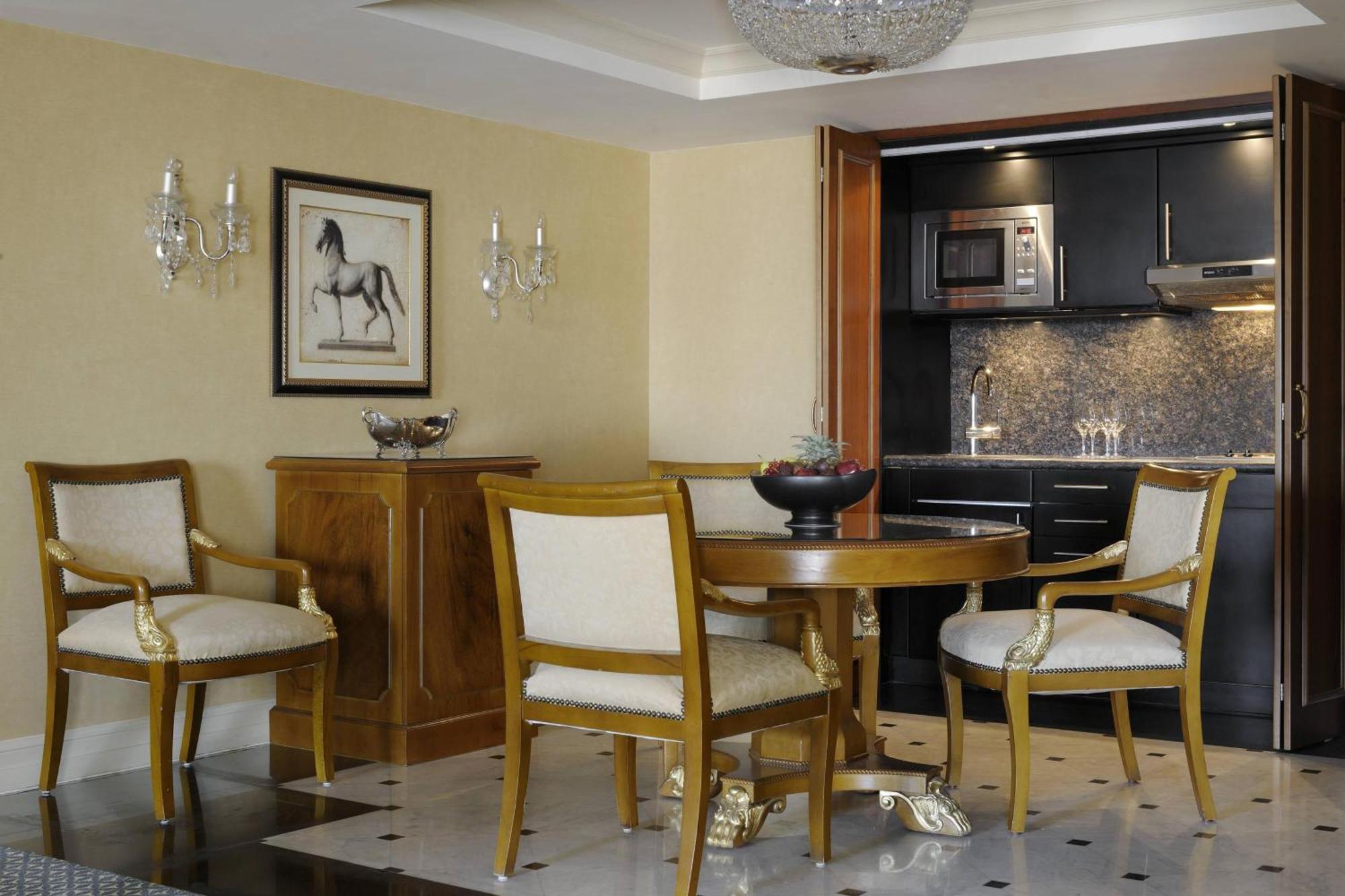 Ambassador Suite met 1 Kingsize Bed en Balkon