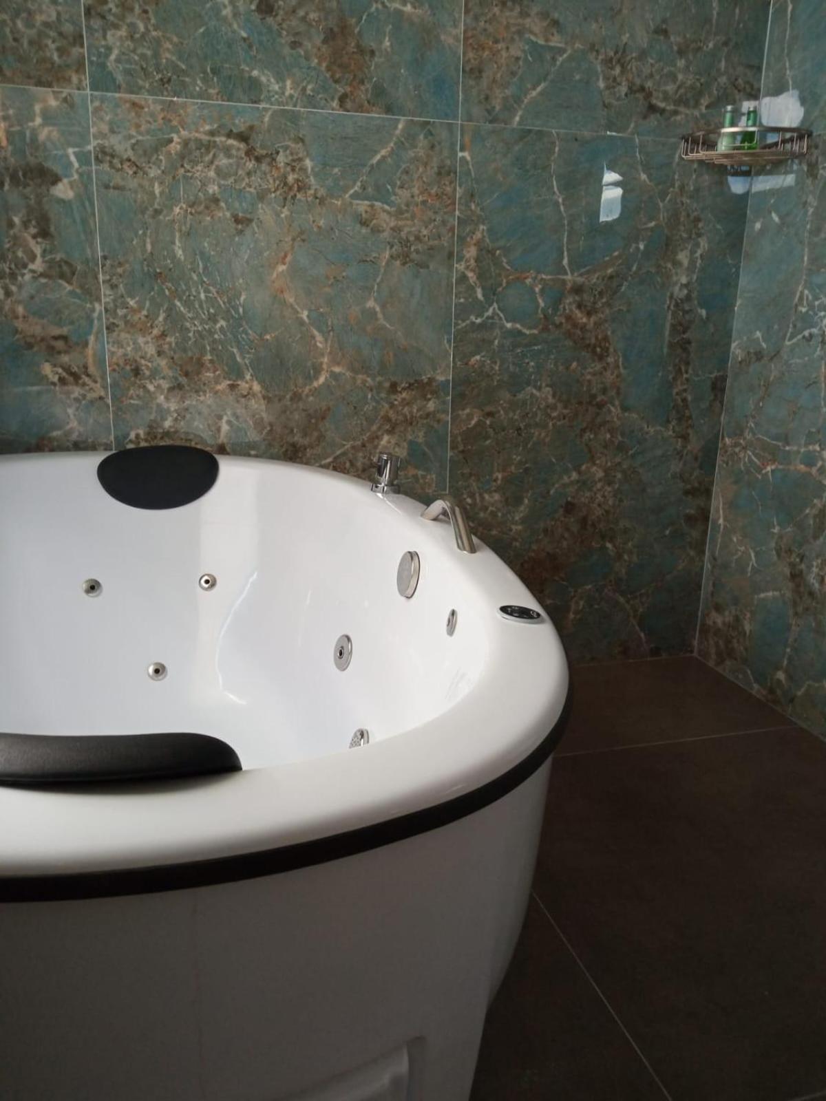 Suíte Deluxe com Banheira de Hidromassagem