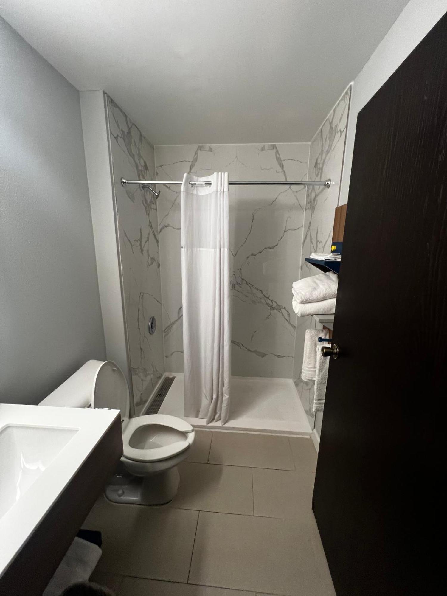 Chambre Lit Queen-Size Accessible aux Personnes à Mobilité Réduite - Non-Fumeurs